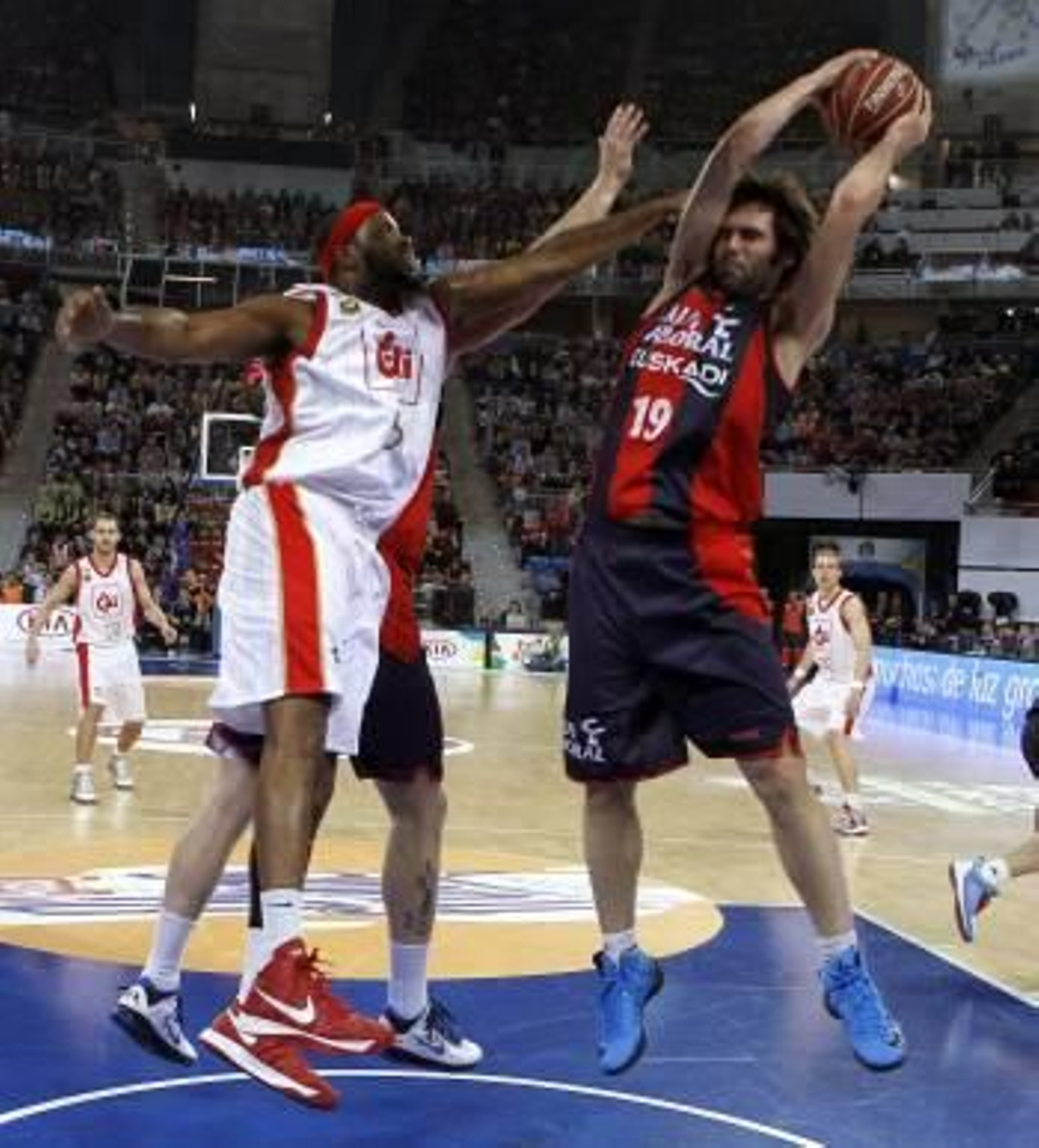 San Emeterio lucha un rebote con el pívot Joseph Jones. (Foto: D. AGUILAR)