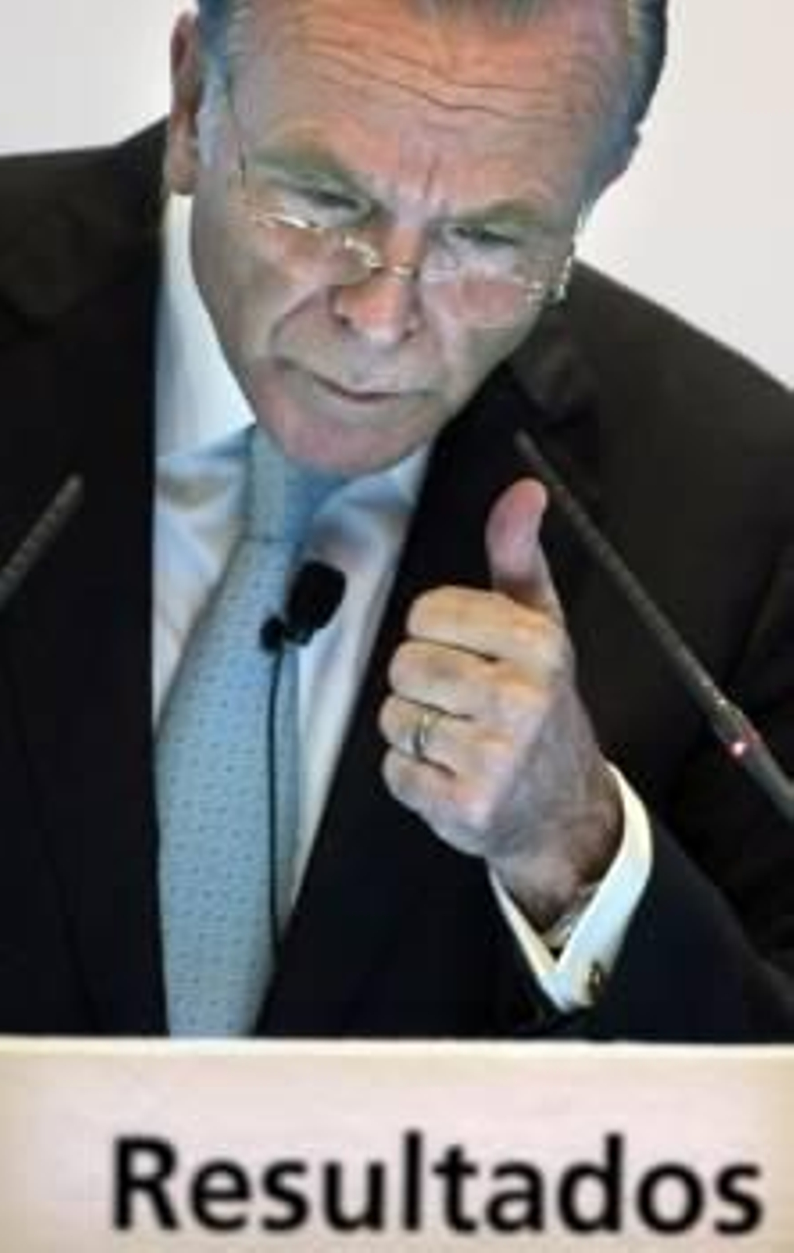 El presidente de CaixaBank, Isidre Fainé, durante la rueda de prensa que ha ofrecido esta mañana en Barcelona, en la que ha presentado los resultados económicos correspondientes al ejercicio 2011 (Foto: EFE)