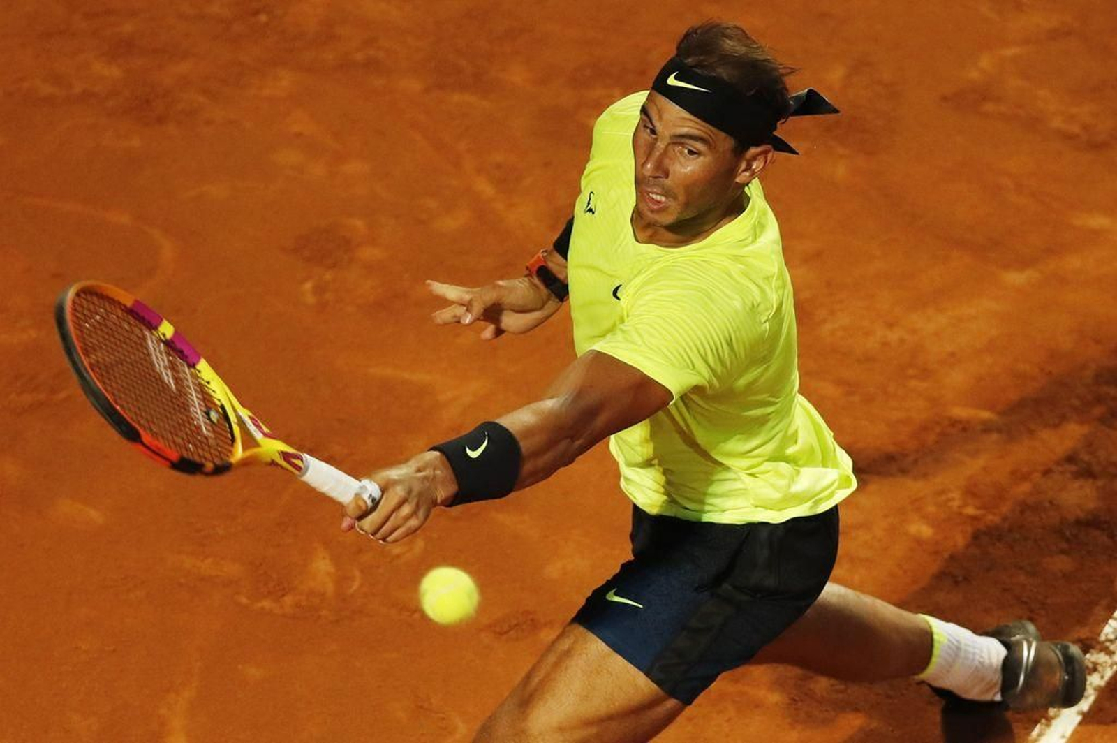 Rafa Nadal devuelve una bola en el partido de ayer contra Carreño.