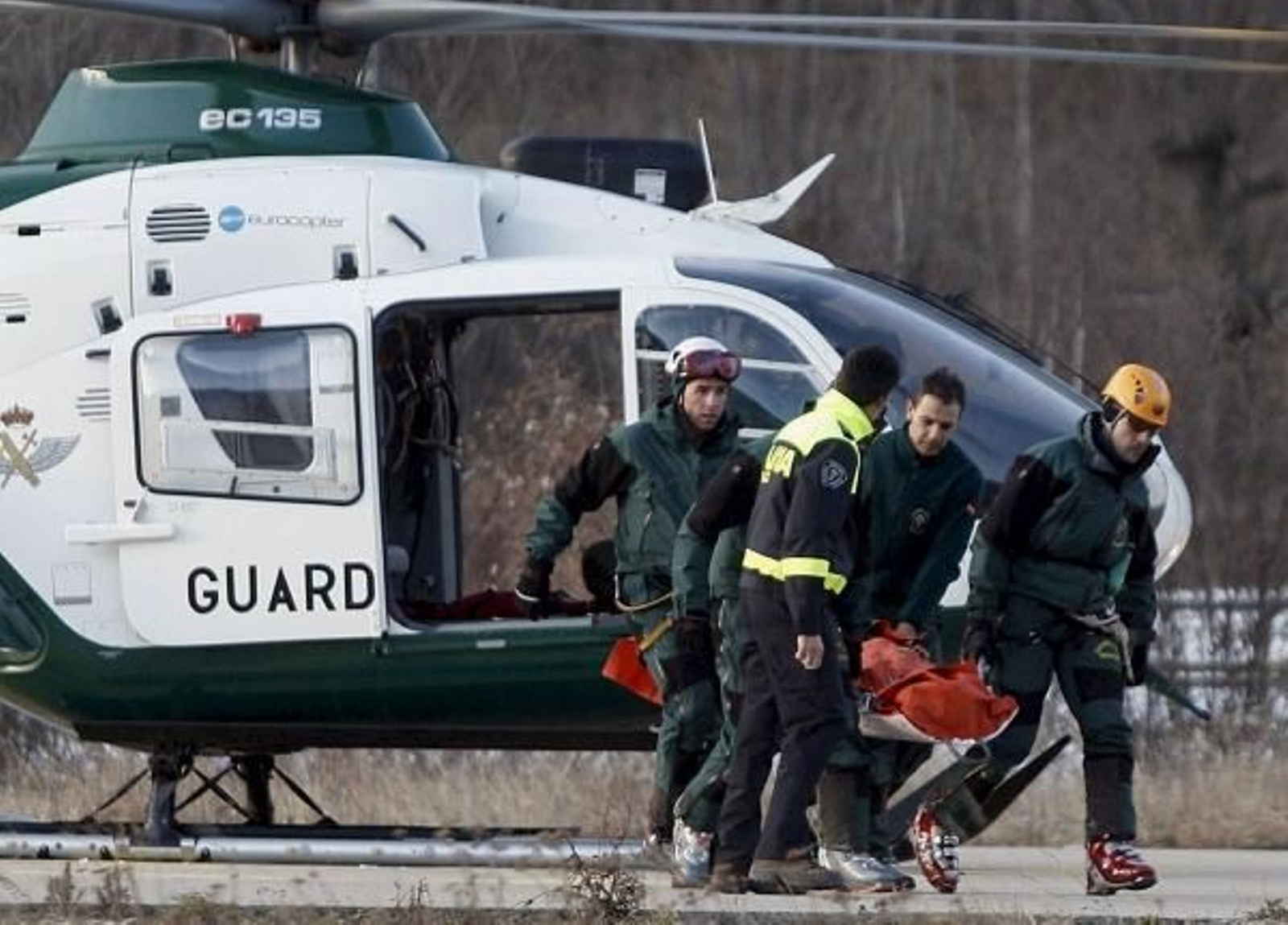 Los equipos de montaña evacúan el cuerpo de la montañera.