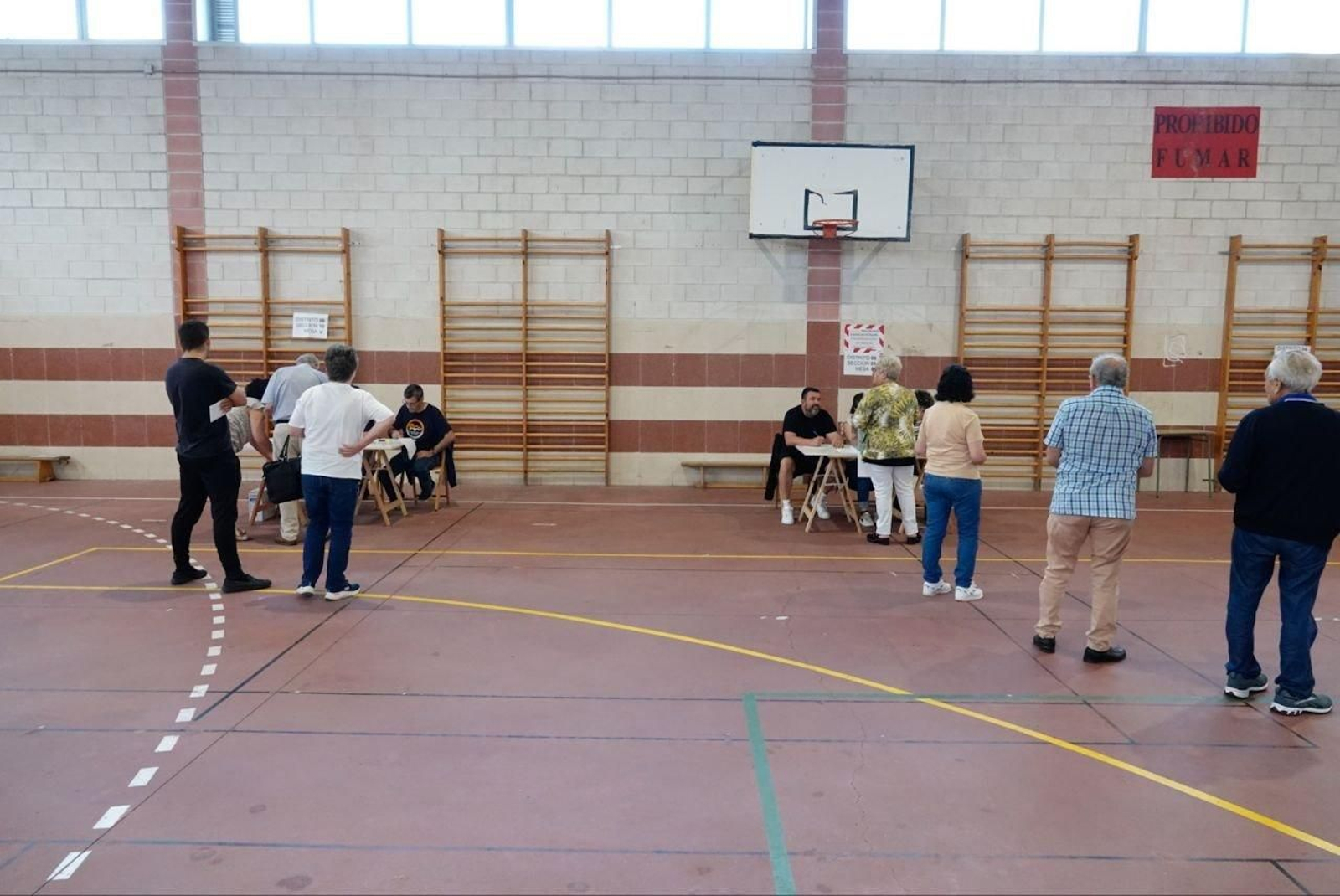 Colas en las mesas de un colegio electoral vigués.
