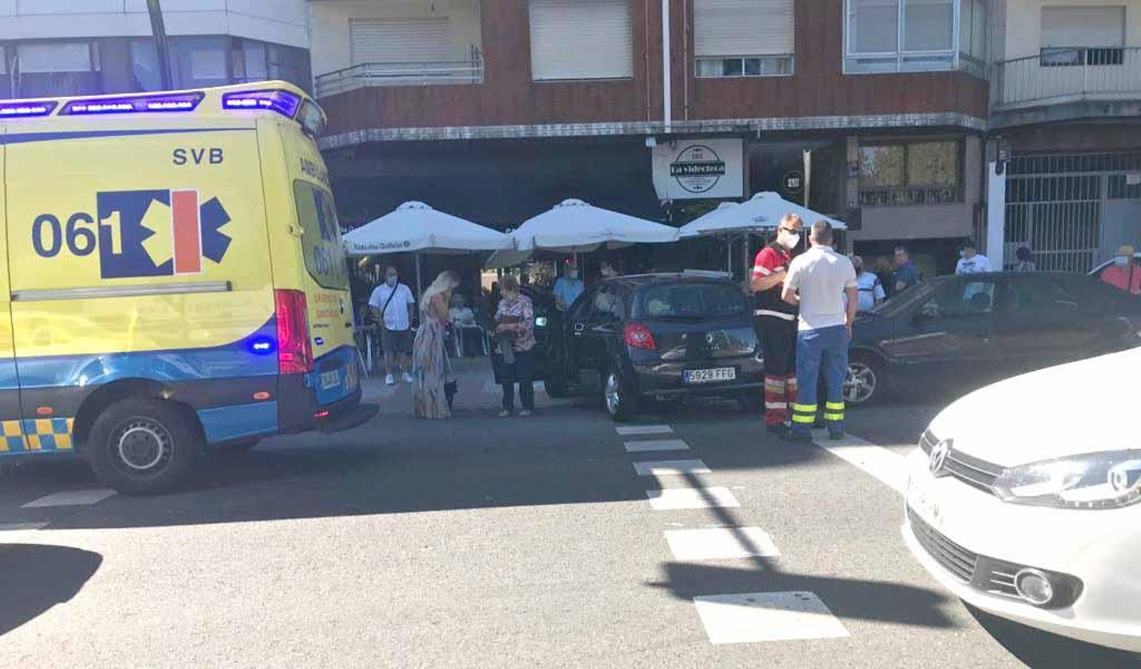 El vehículo que invadió la terraza de una cafetería en Coia