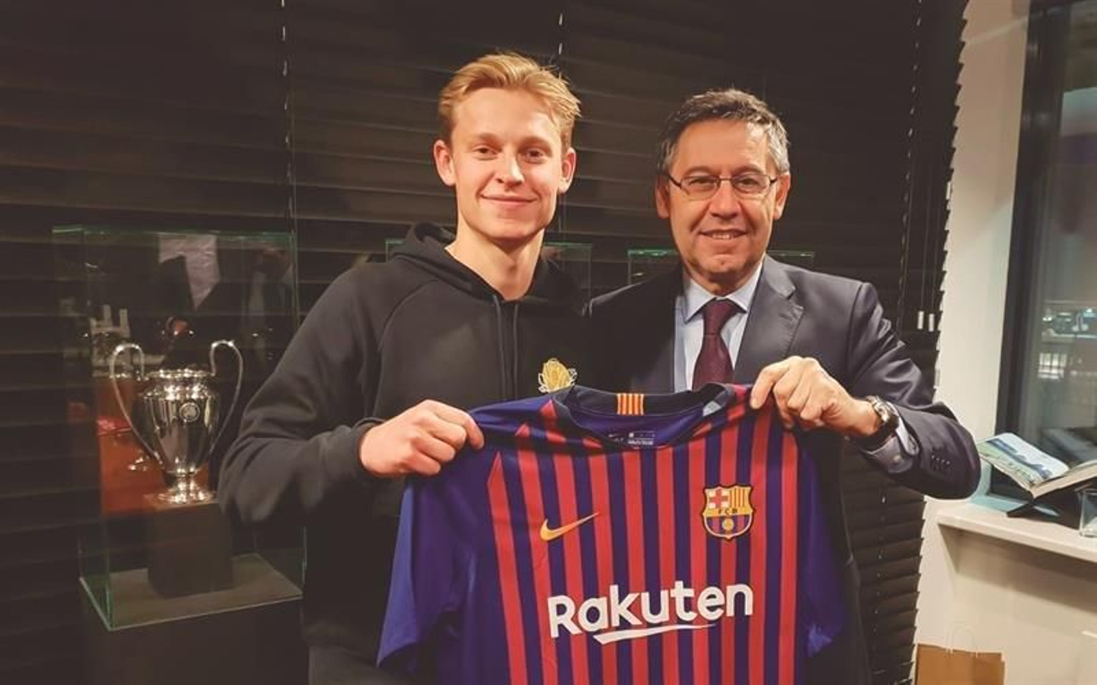 Josep Maria Bartomeu con el futbolista holandés Frenkie de Jong (i)