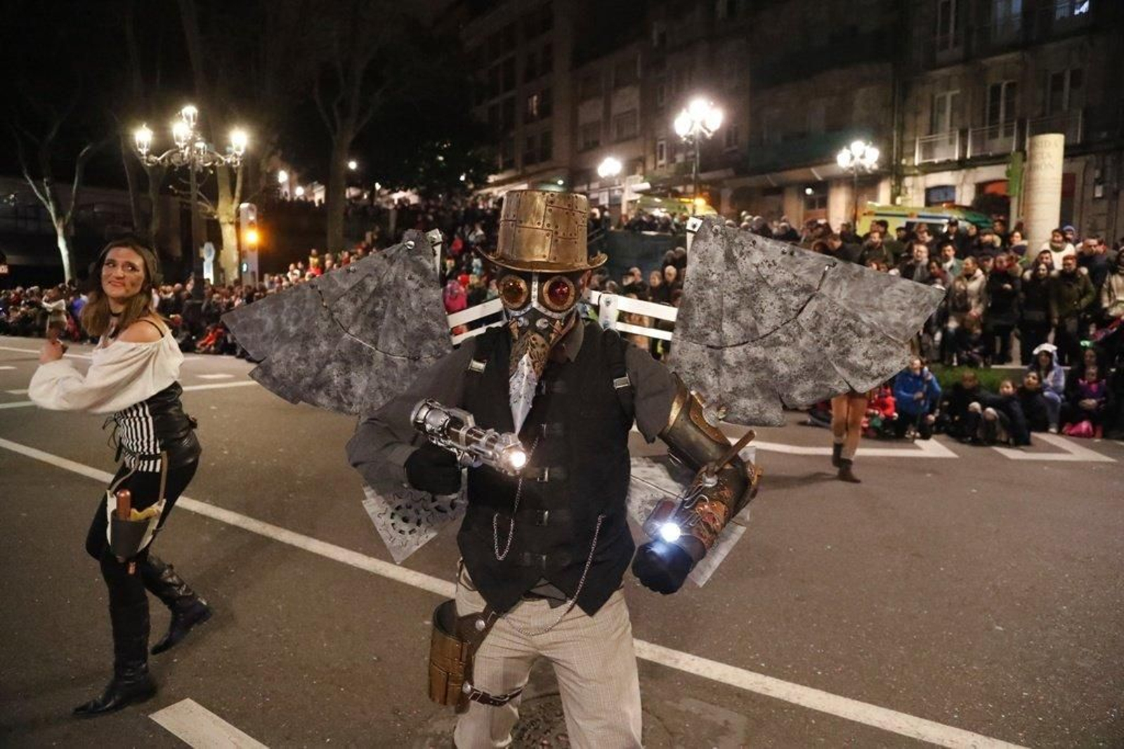 Las comparsas calientan el Entroido en Vigo Foto JVLandín 19