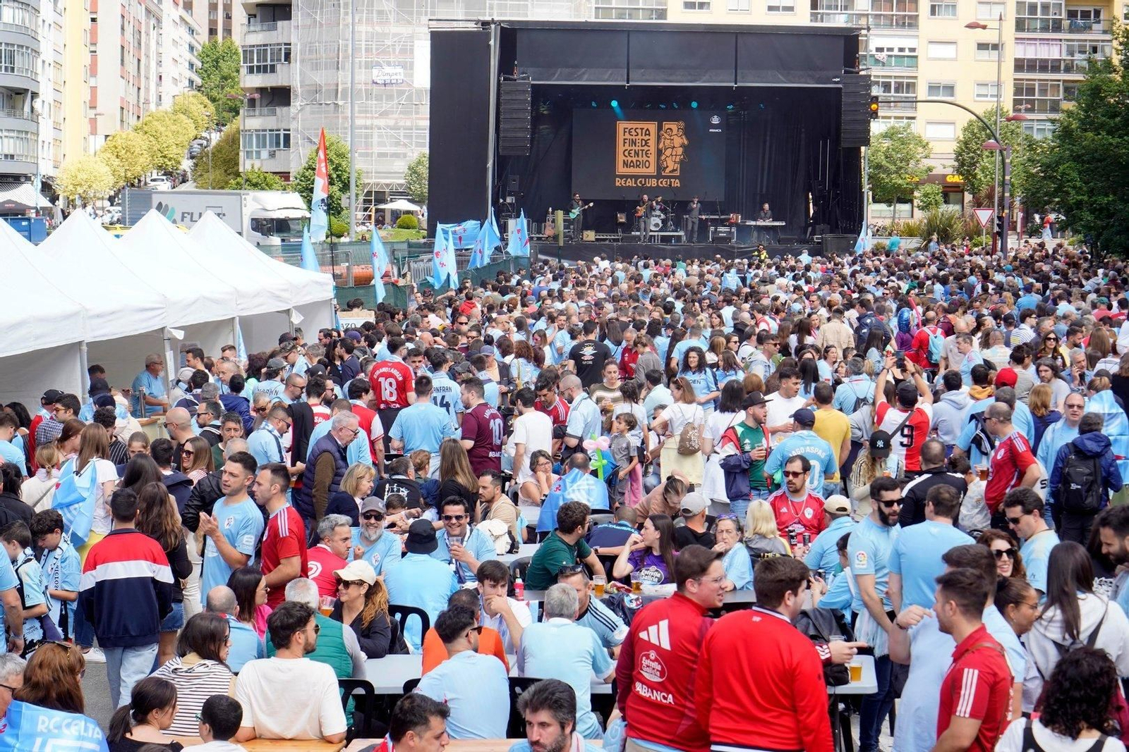 El celtismo despidió el curso con la fiesta de final de centenario y casi 21.900 personas dentro del estadio.