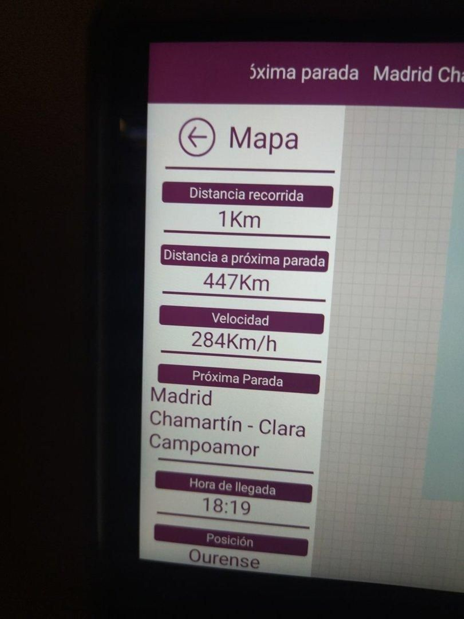 Las pantallas registran la velocidad a la que se viaja y un mapa interactivo.