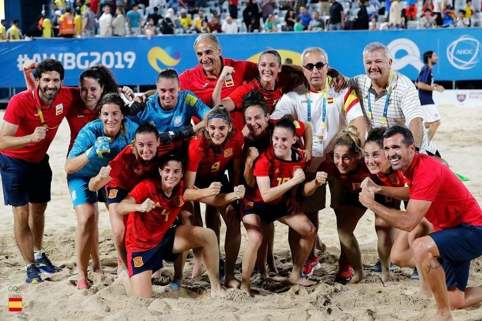 Las jugadoras y los técnicos festejan el título mundial alcanzado.