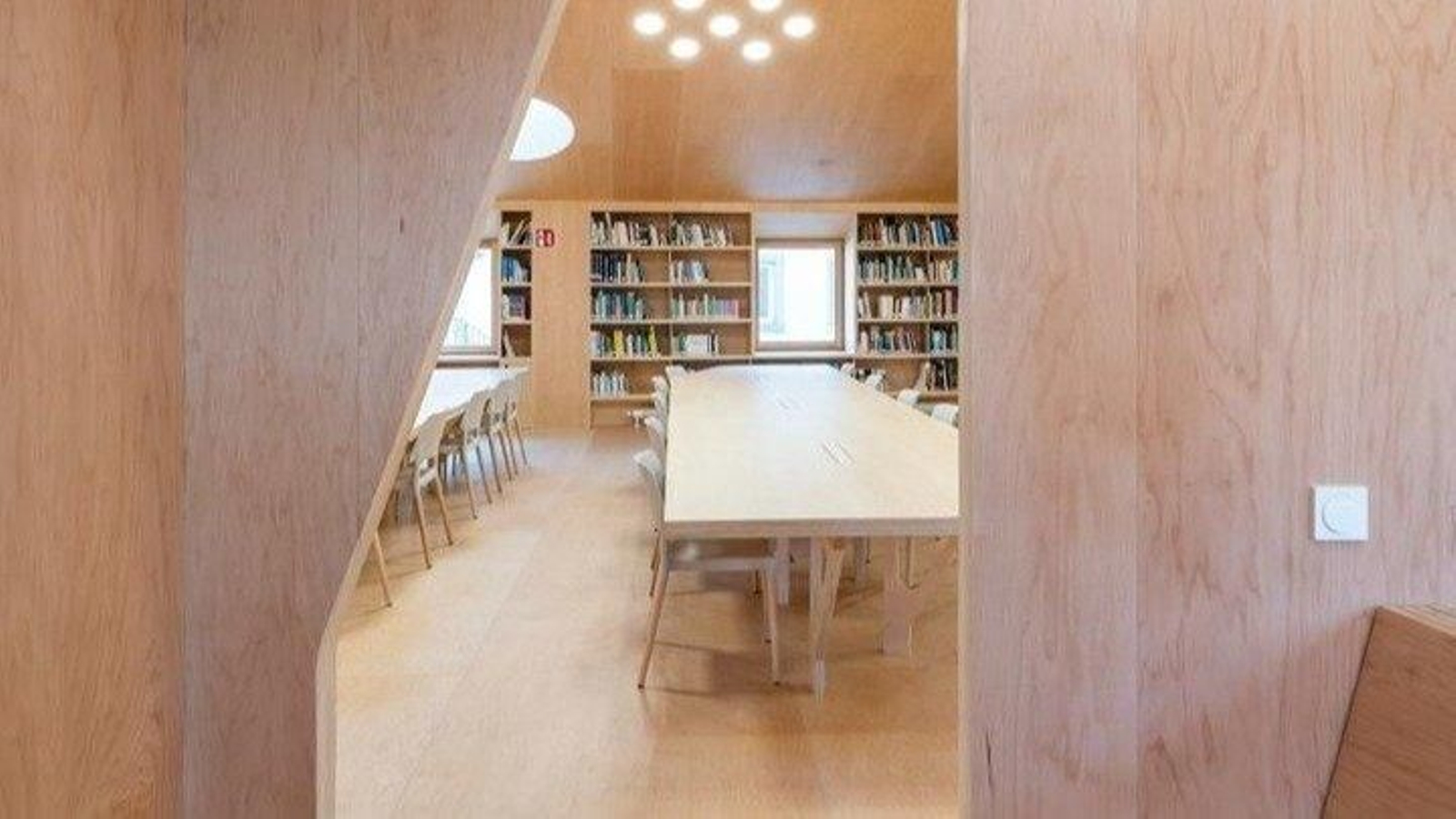 Imagen del interior de la biblioteca pública de Baiona.