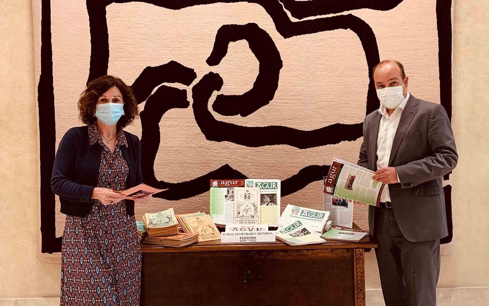En la imagen la Secretaria General de Acción Exterior, Marian Elorza, y el Director para la Comunidad Vasca en el Exterior, Gorka Álvarez Aranburu, con los ejemplares de la donación. Fuente: Irekia