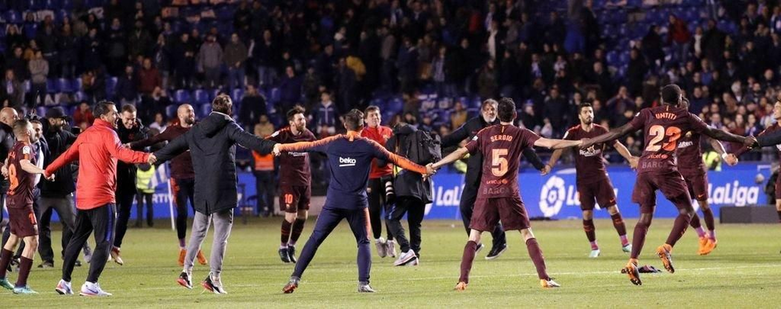 Los futbolistas del Barcelona celebran el título liguero sobre el césped de Riazor tras ganar al equipo coruñes, que baja a Segunda.