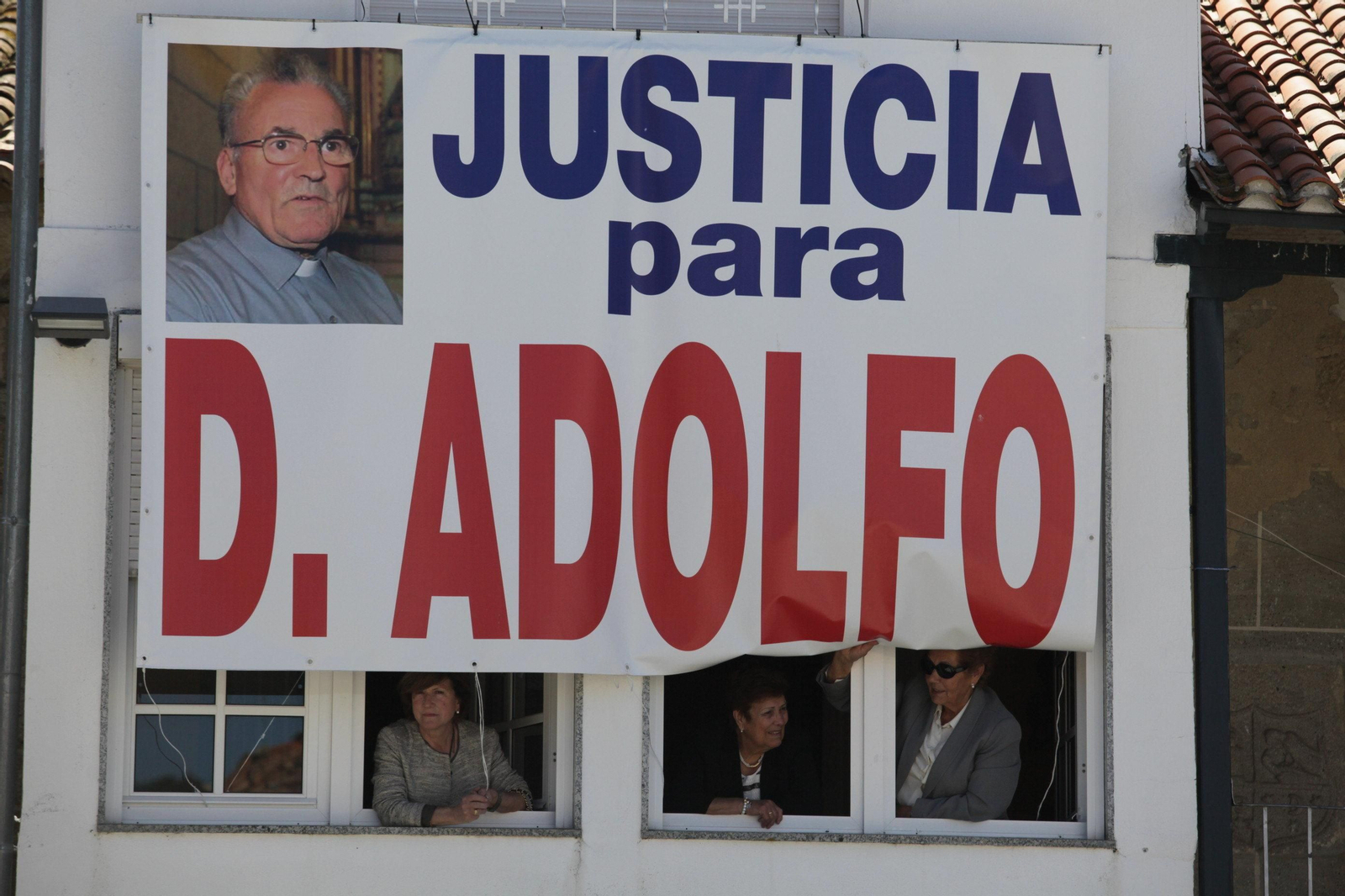 Los vecinos han reclamado a través de pancartas justicia para el párroco.