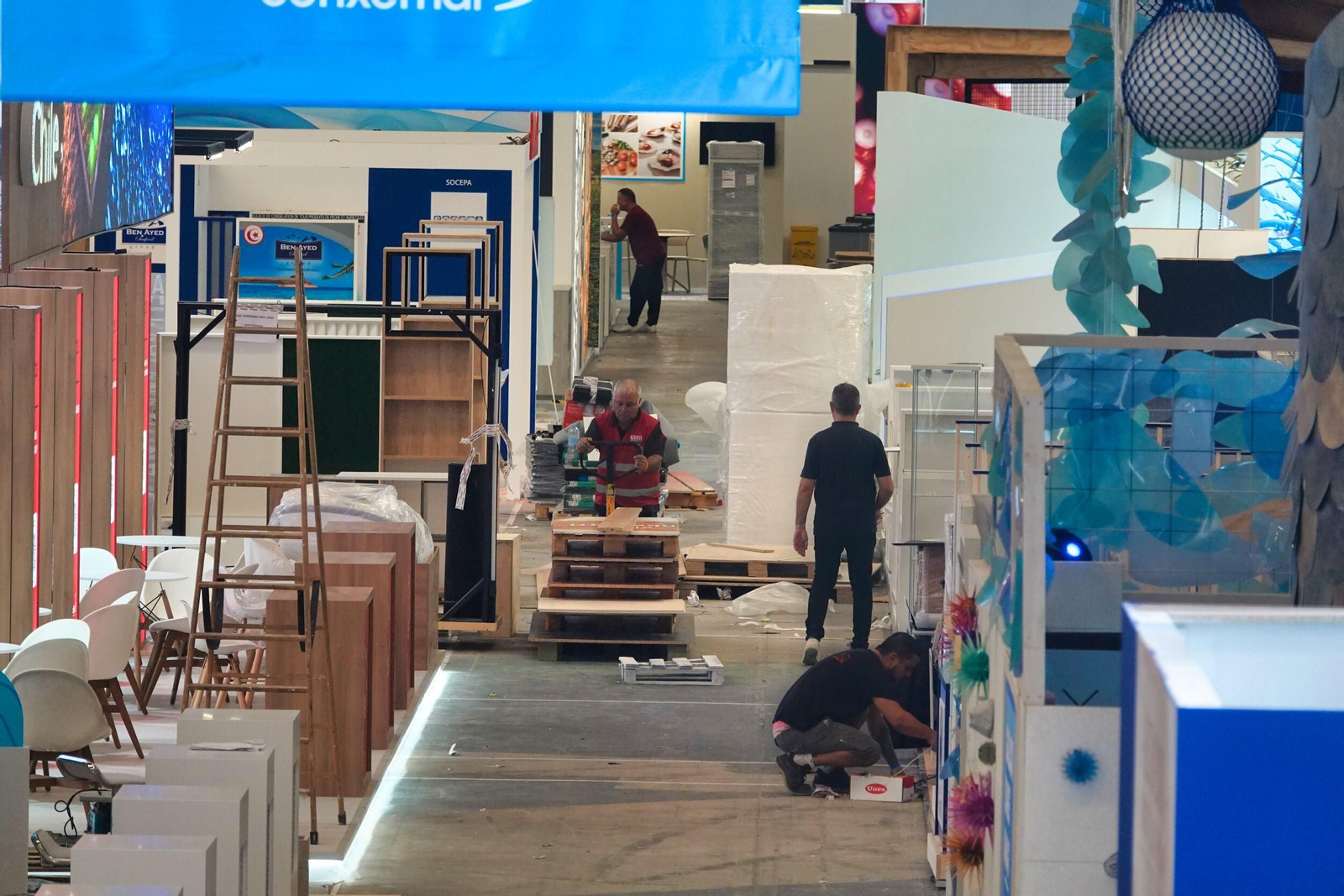 Montaje de la feria de Conxemar en el Ifevi.