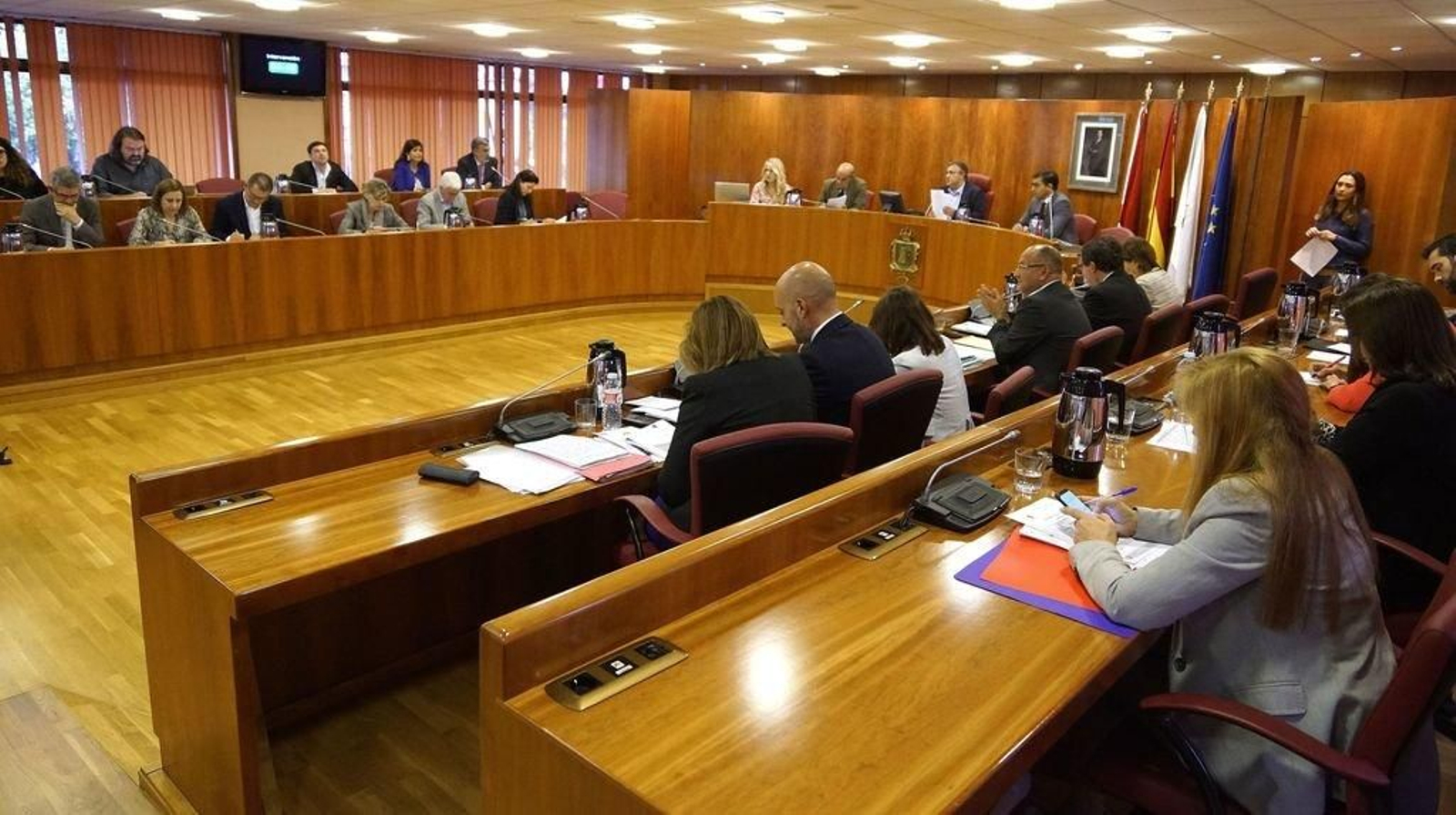 El concejal Javier Pardo presidió la sesión plenaria de ayer en el Concello.