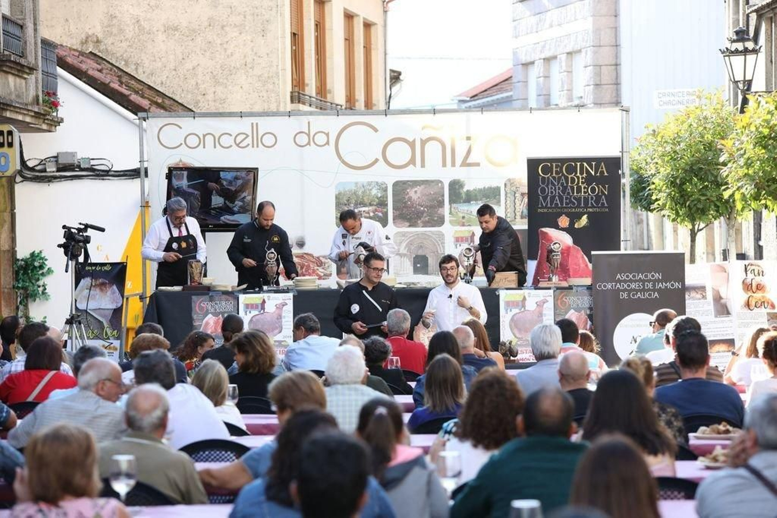La Festa do Xamón da Cañiza, la Romería de San Roque en Vigo o las Danzas Ancestrais en Cangas, son fiestas destacadas durante el puente.