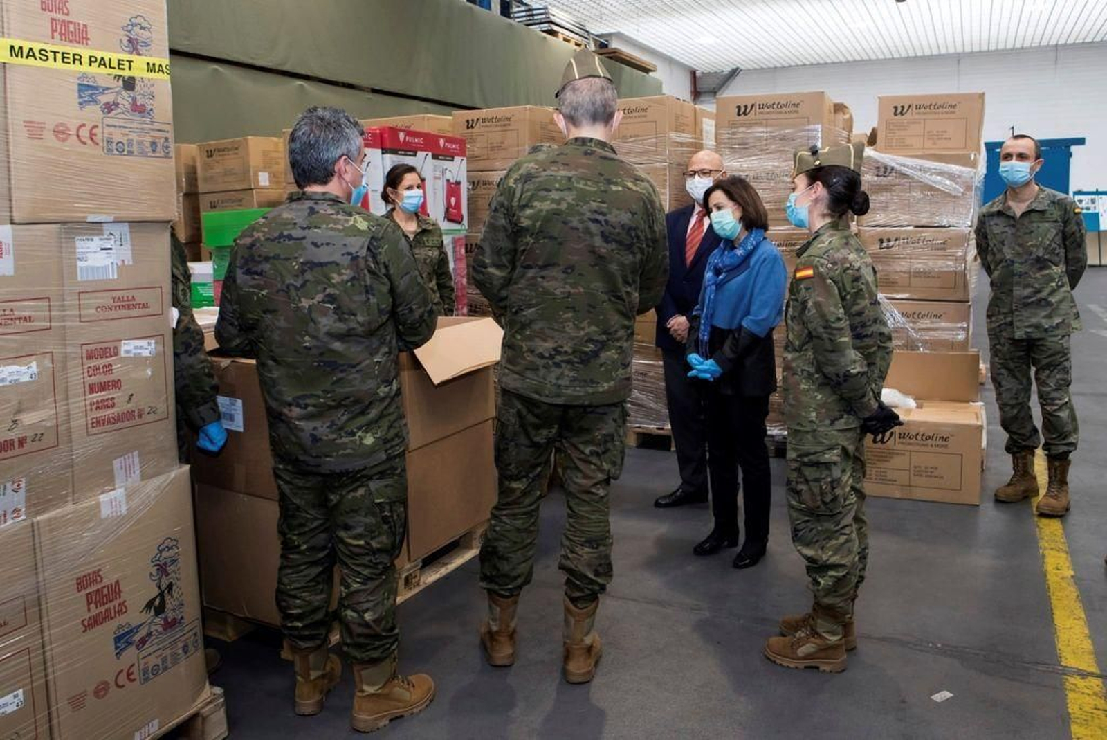 La ministra de Defensa, Margarita Robles, durante la visita el Parque y Centro de Abastecimiento de Material.