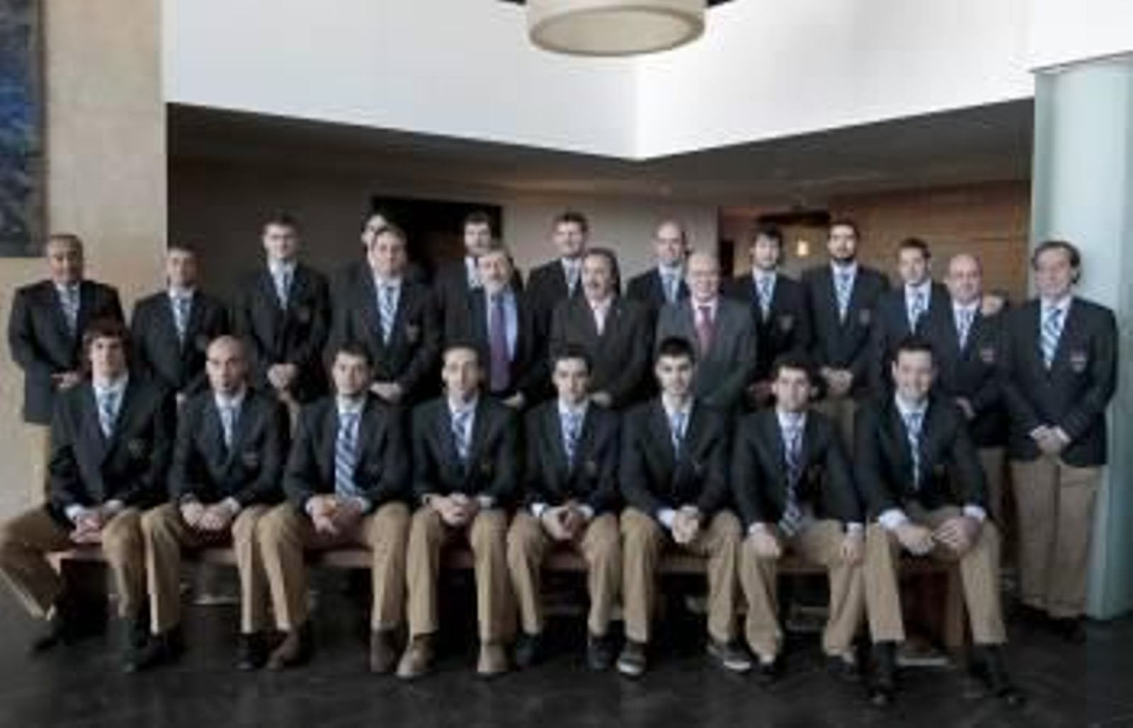 La selección, con el secretario de Estado para el Deporte, antes de iniciar el viaje a Suecia. (Foto: F.B.)