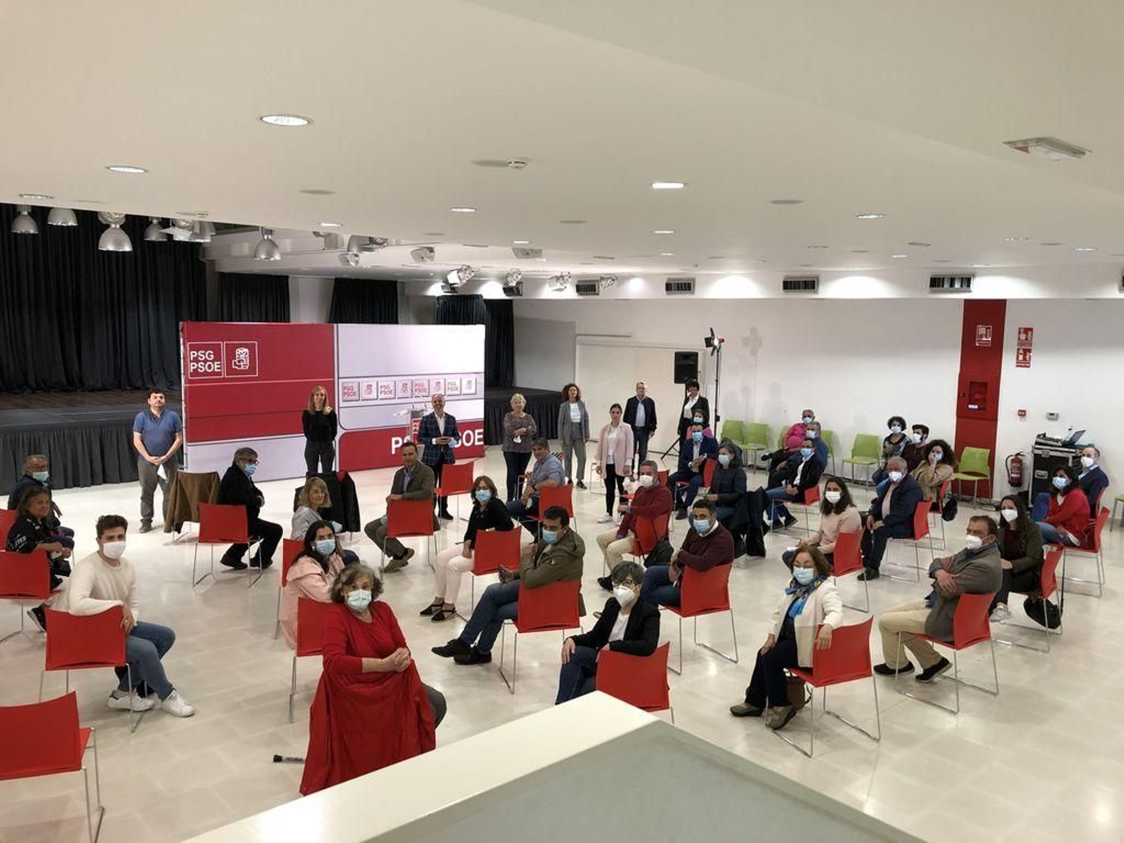 La candidatura del PSOE por la provincia con el comité electoral, ayer reunido.