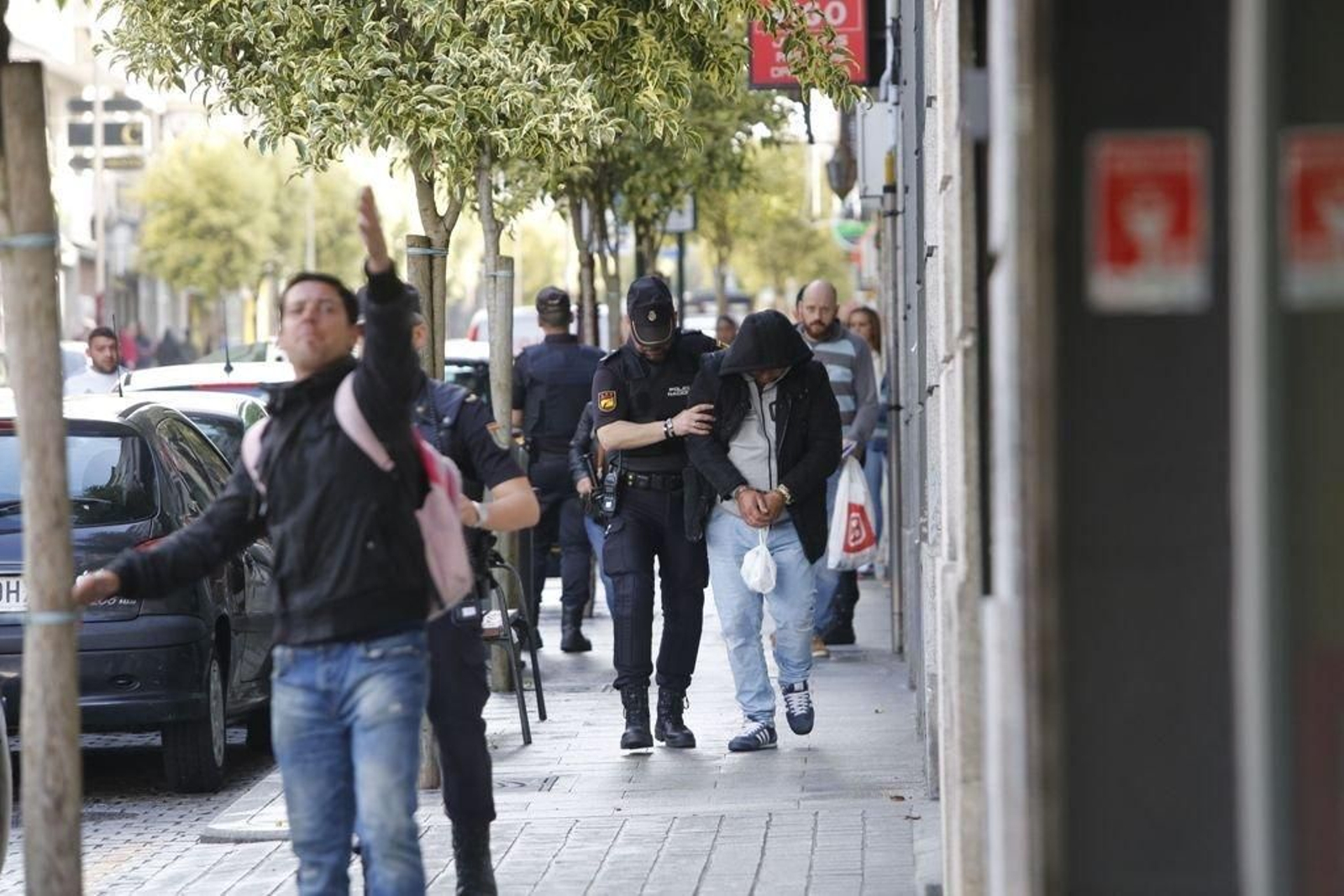 La zona alta del Casco Vello fue tomada por la Policía durante el operativo especial y en Teis. // Vicente Alonso