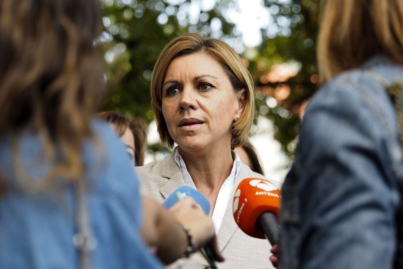 Cospedal, atendiendo a los medios en 2016, en Lugo.