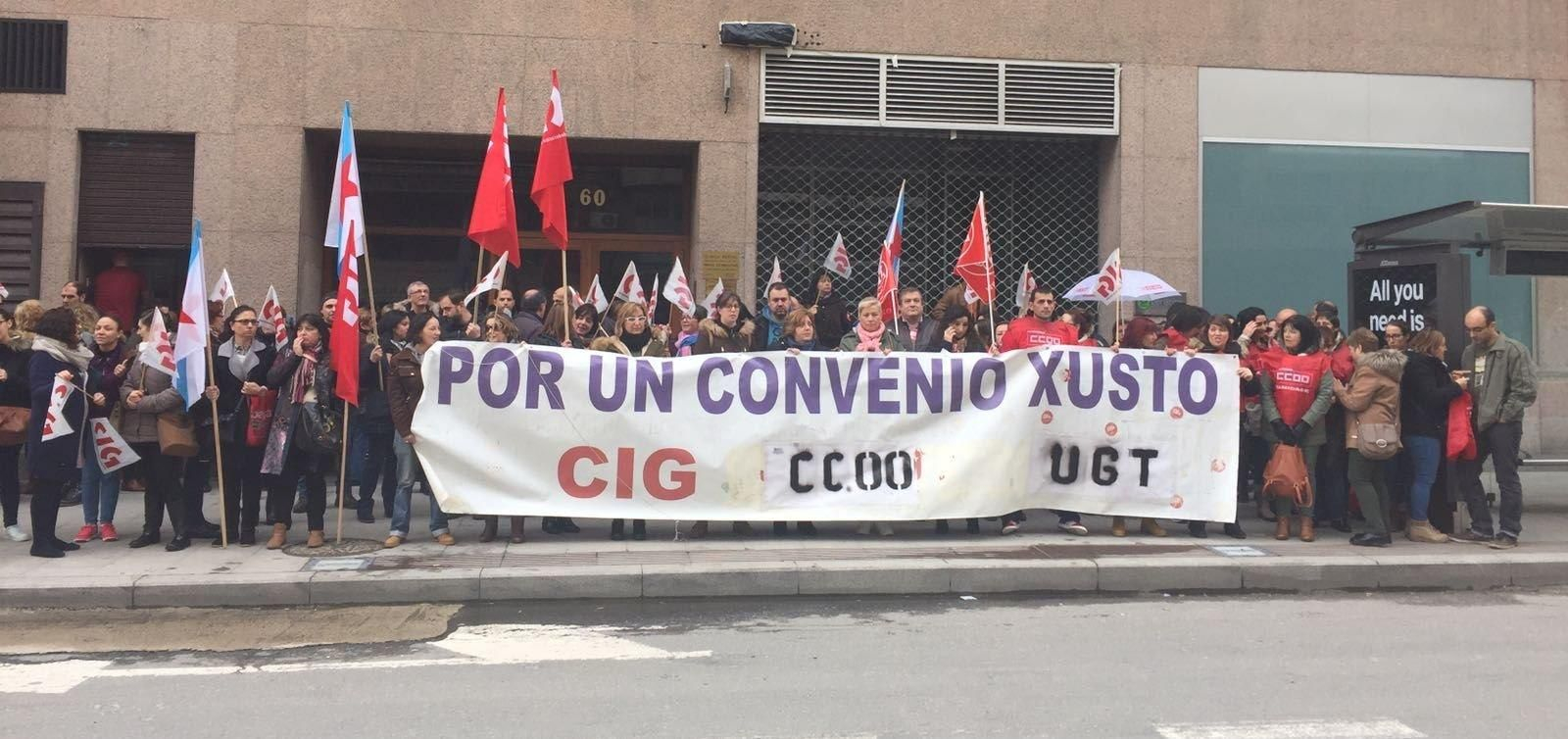 Los trabajadores de Geriatros se concentran por el convenio