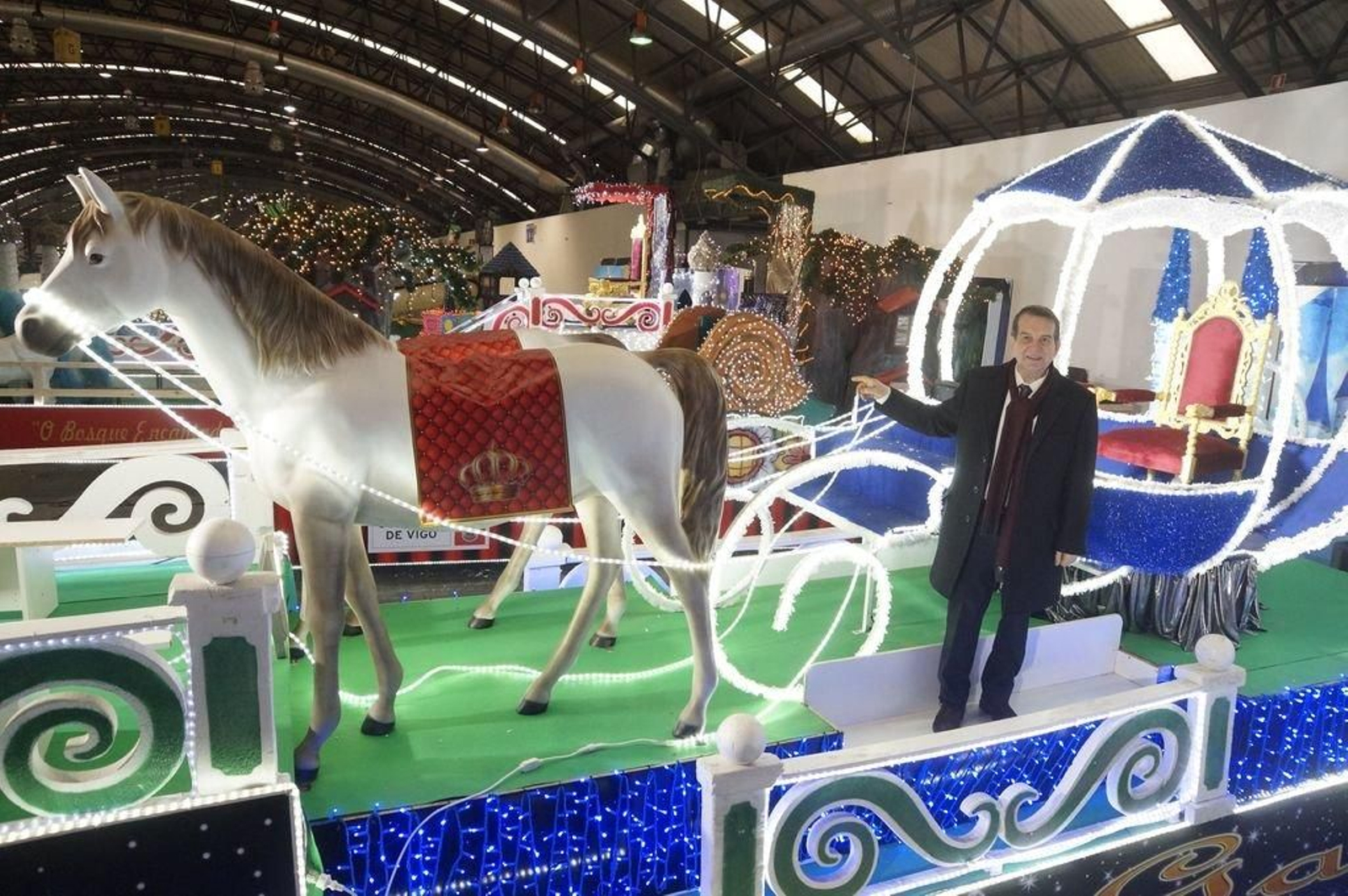 El alcalde Abel Caballero con las carrozas del año pasado // Archivo