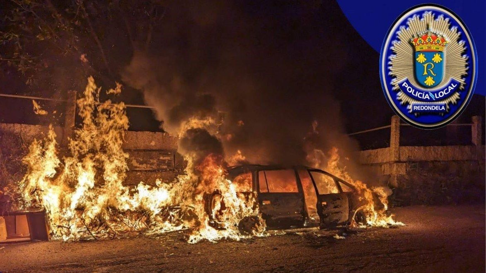 Imagen del vehículo ardiendo.