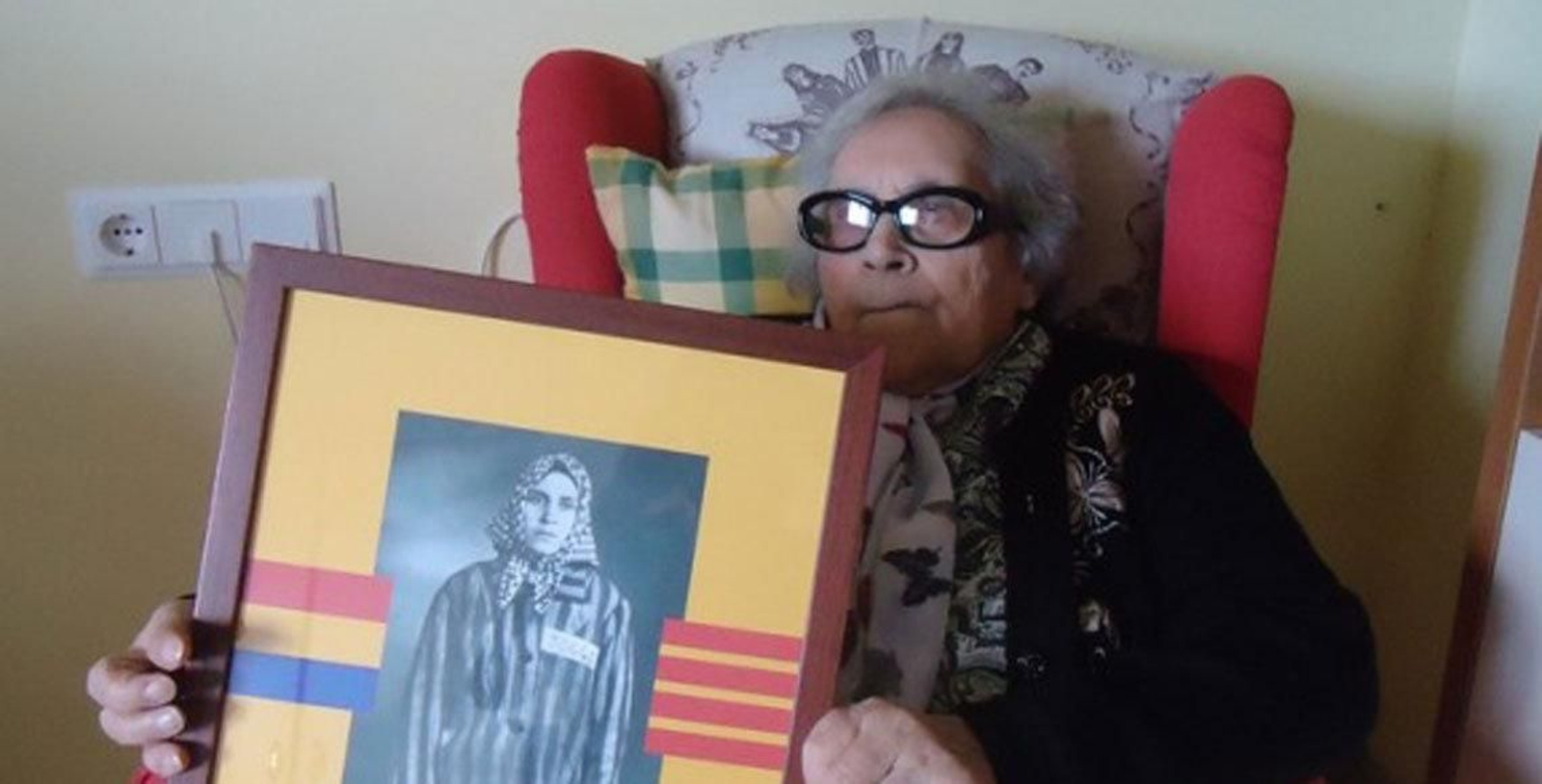 Neus Catalá muestra una imagen de su estancia en el campo nazi de Ravensbrück.