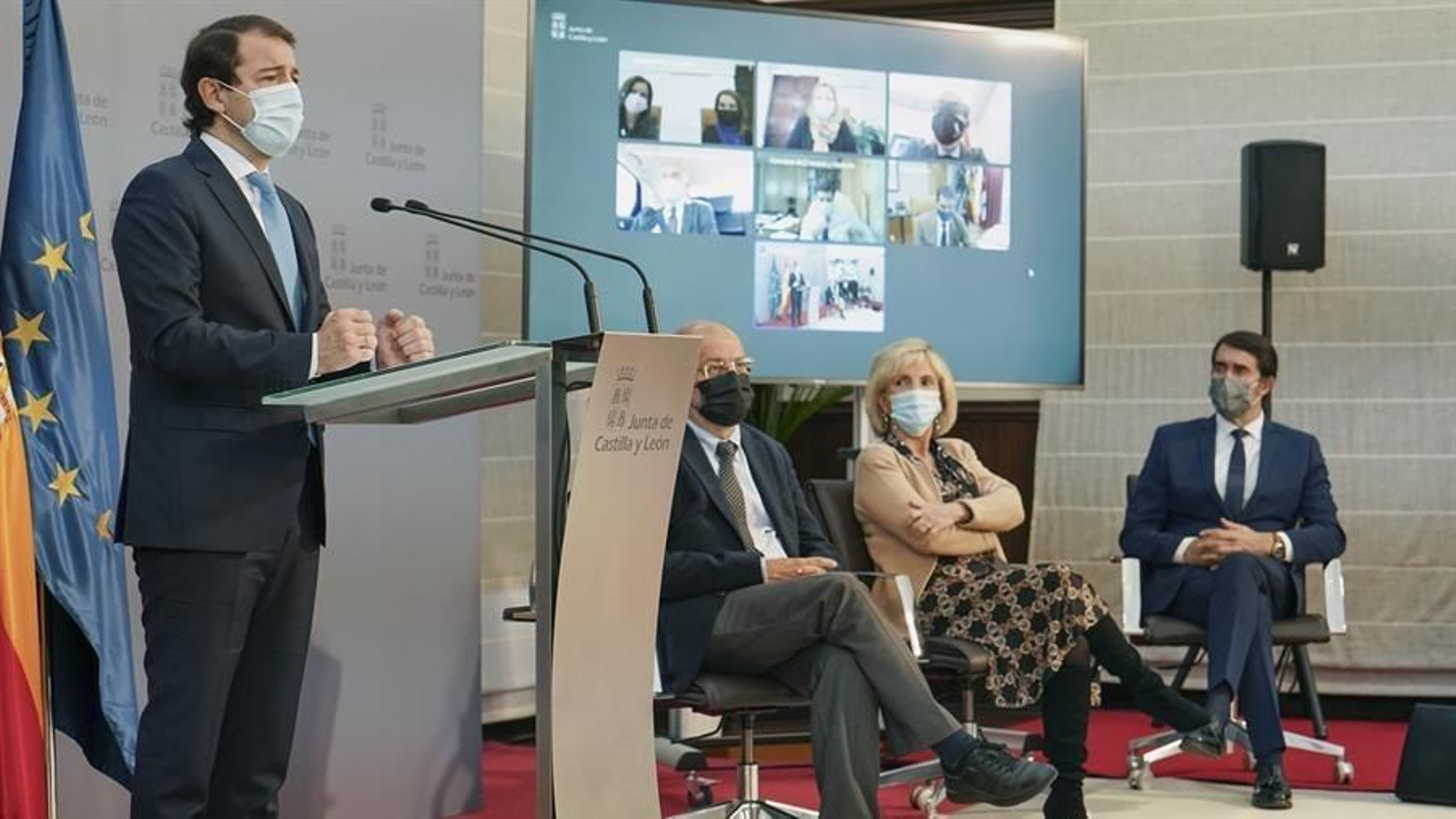 El presidente de la Junta de Castilla y León, Alfonso Fernández Mañueco (i),