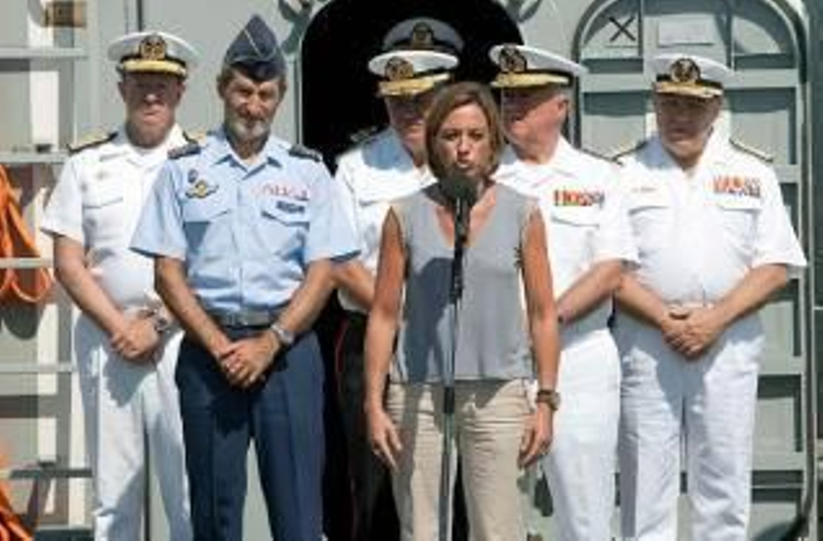 Carme Chacón, durante el recibimiento a los tripulantes de la fragata 'Victoria'. Foto: Efe