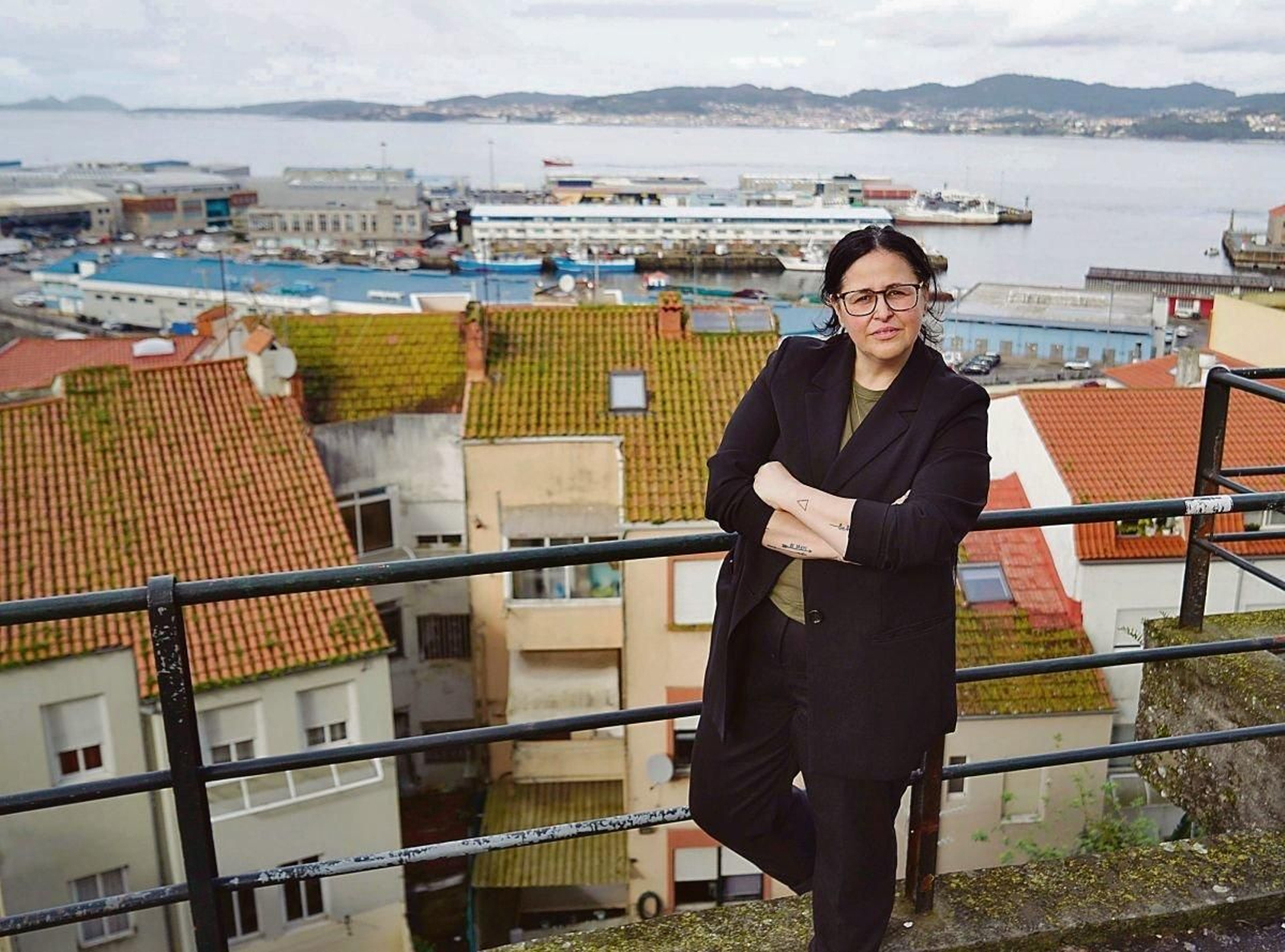 Fermina Cañaveras, con O Berbés al fondo, donde tuvo lugar los hechos del “Bou Eva”.