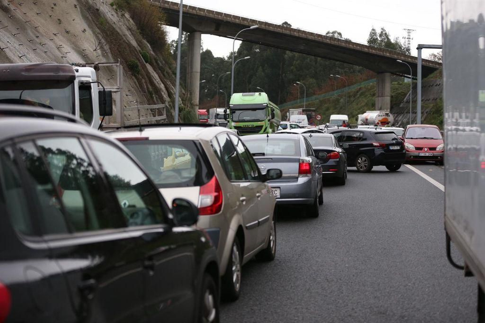 Cortado un carril de la AP-9 en Vigo después de volcar un camión en los túneles de A Madroa 9