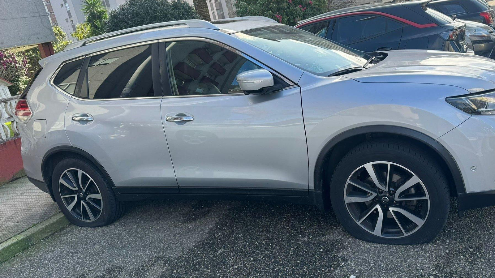 Coche con las ruedas pinchadas.