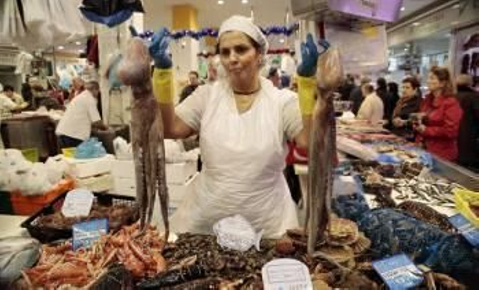 Loli muestra dos pulpos de la Ría, los únicos que había ayer en el mercado de O Calvario.  (Foto: FELIPE CARNOTTO)