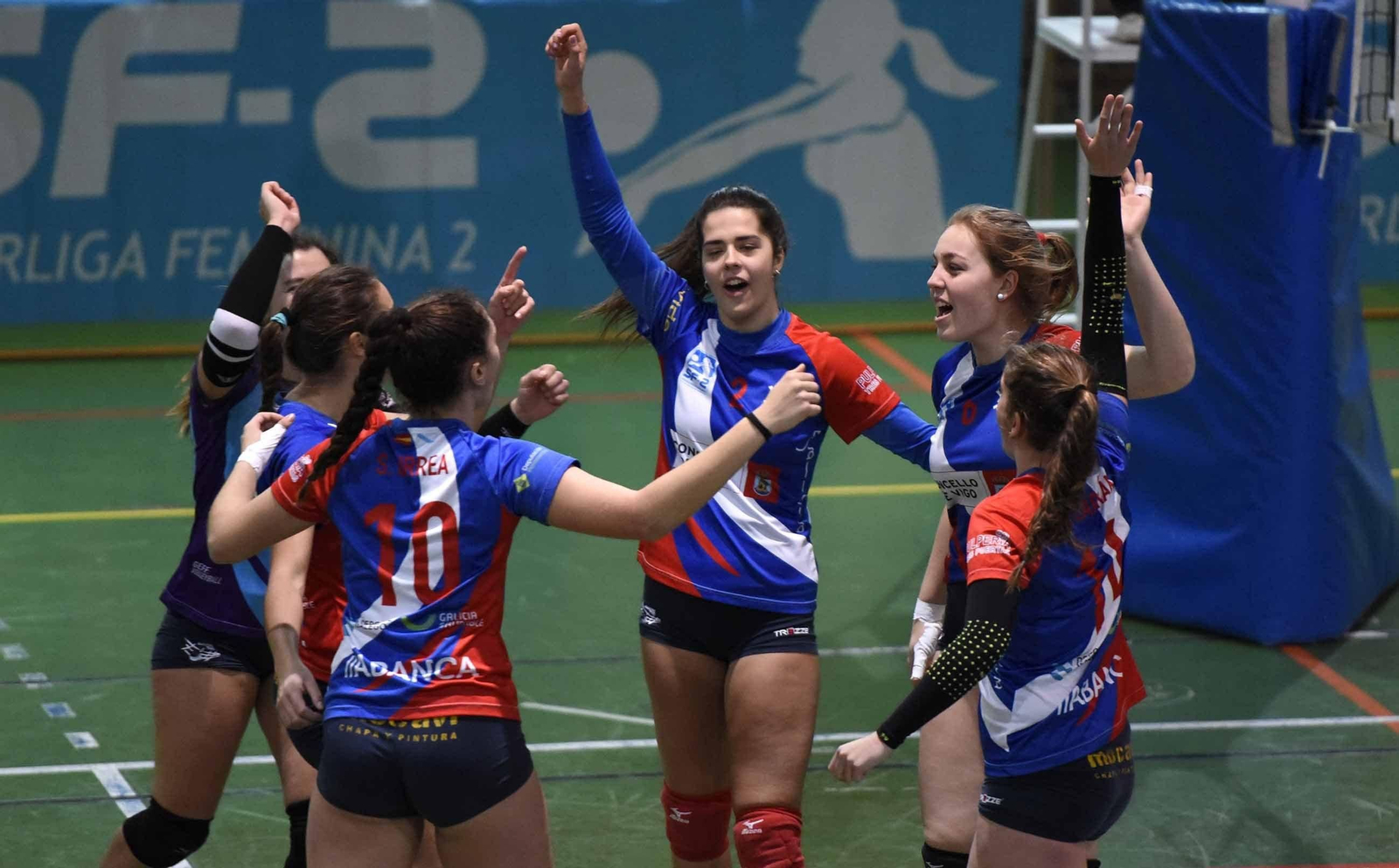 Las jugadoras del Xuvenil celebran un punto en su anterior partido.