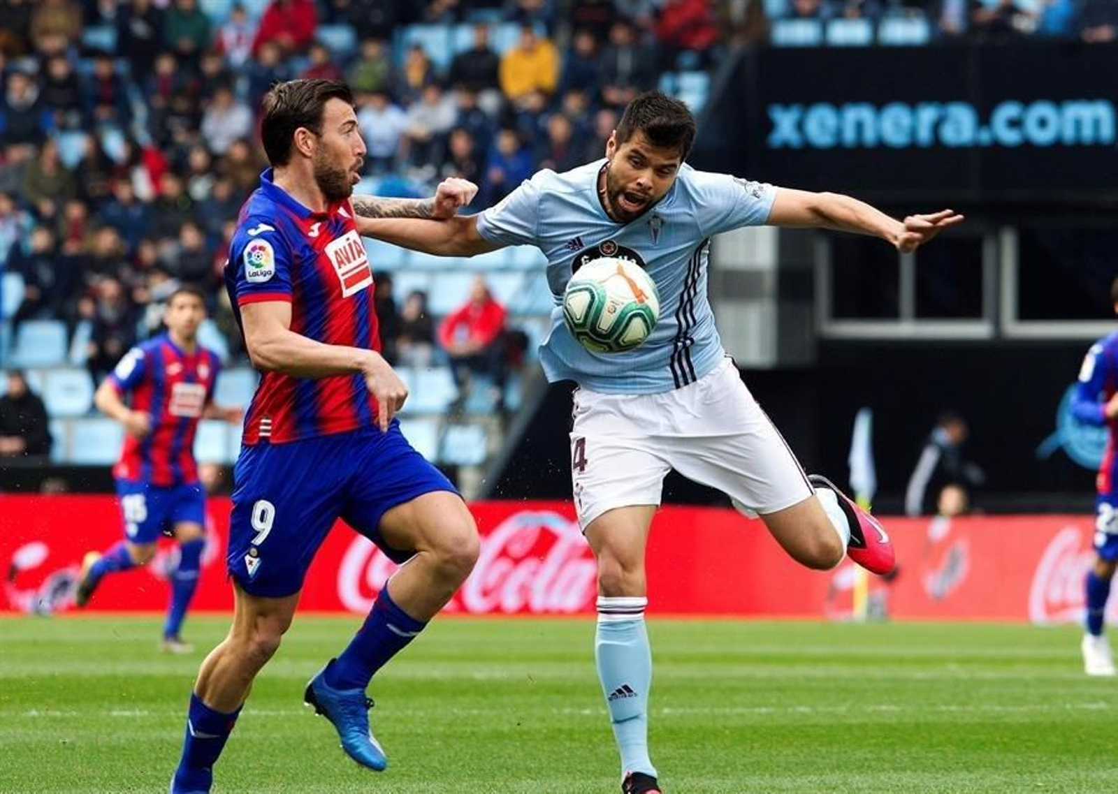 El defensa mexicano del Celta de Vigo Néstor Arújo (d), y el delantero del Eibar Sergi Enrich, durante el partido
