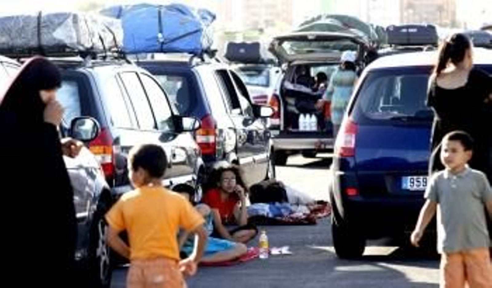 Cientos de pasajeros hacen cola en el puerto. (Foto: Manuel Lorenzo)