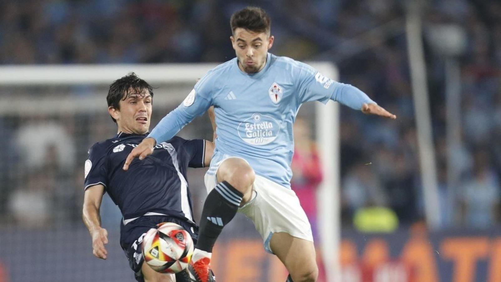 Fran Beltrán, que entró en los últimos minutos, se anticipa.