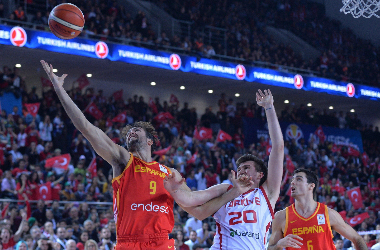 Nacho Llovet disputa un balón con el turco Tolga Gecim ante la mirada del vigués Alberto Abalde.