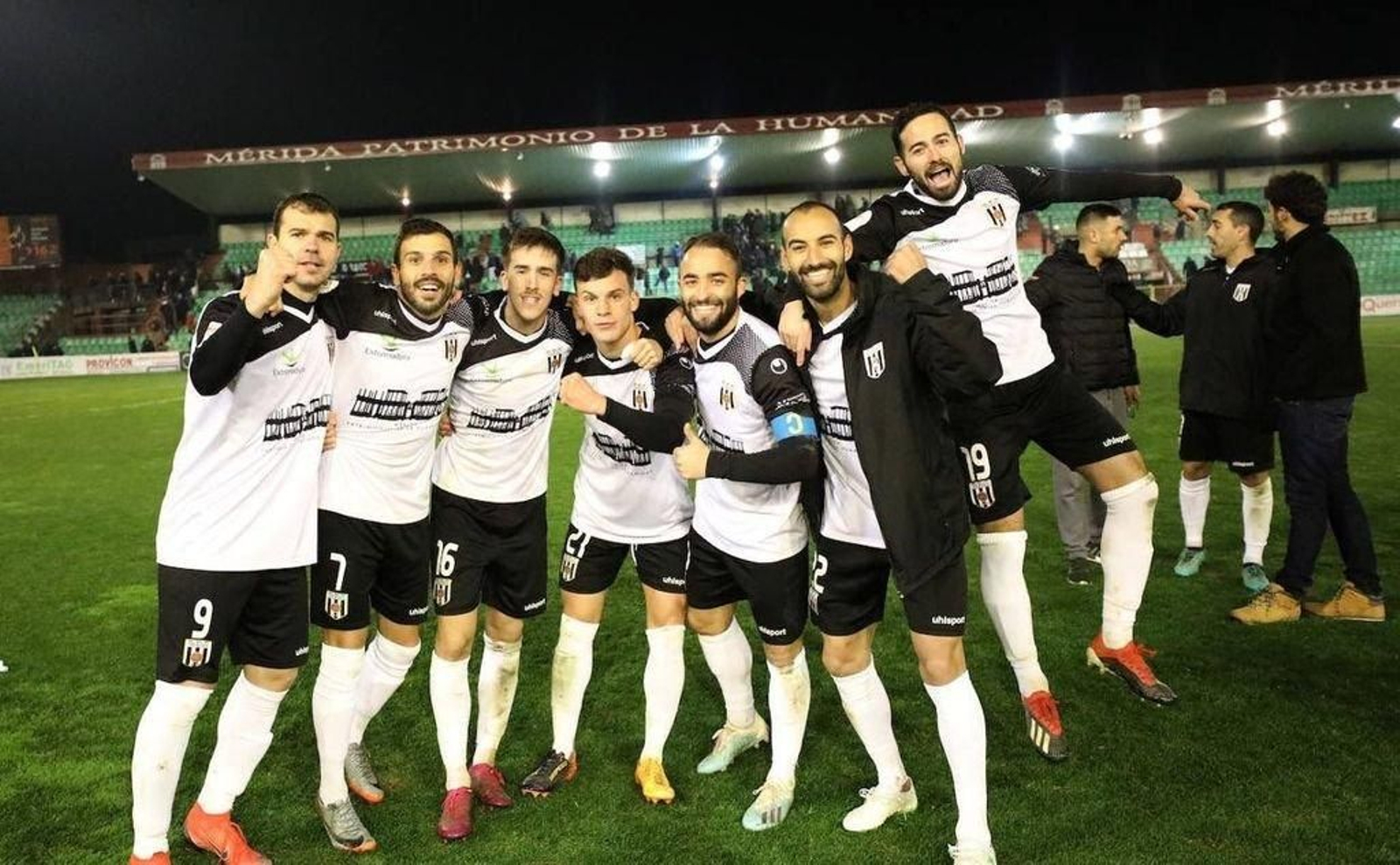 Varios jugadores del Mérida celebran la clasificación tras eliminar al La Nucía el pasado miércoles.