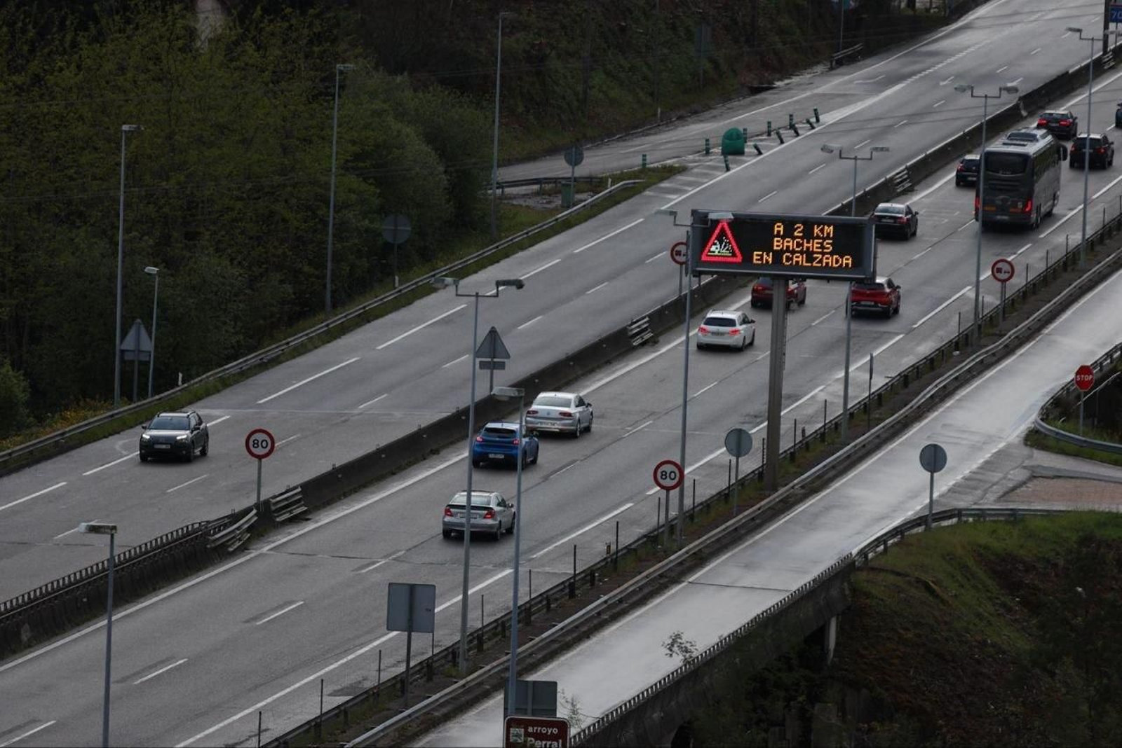 Carteles luminosos que avisan de los baches en la A-55.