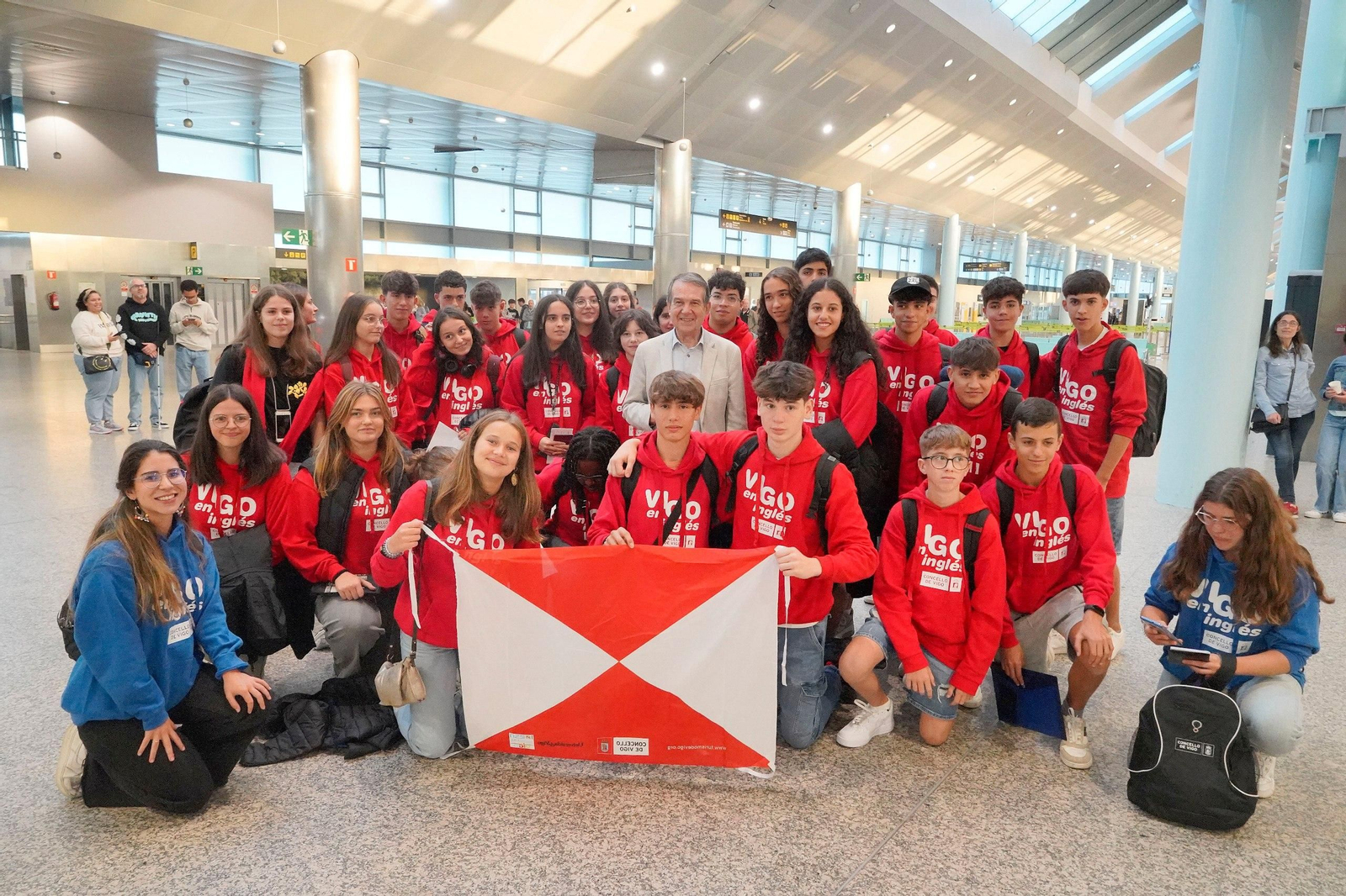 Alumnos que viajan a Irlanda con la beca "Vigo en Inglés". // J.V. Landín