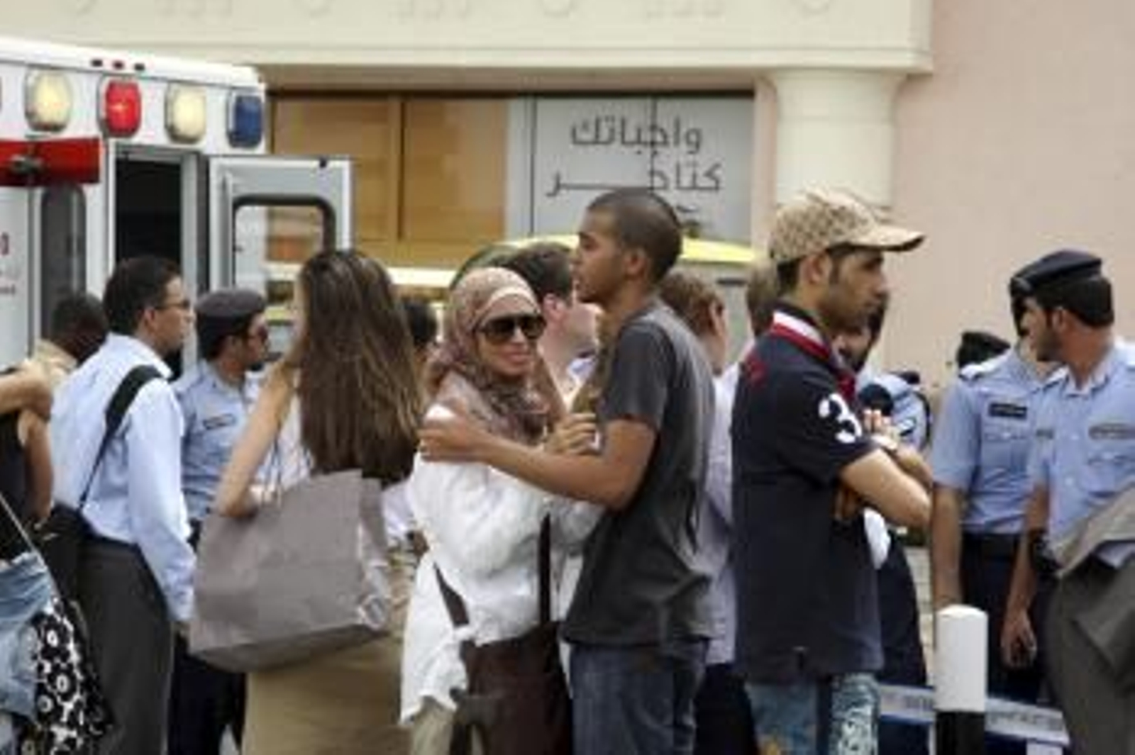 Familiares de las víctimas del incendio en el centro comercial Vilaggio de Doha, Catar (Foto: EFE)