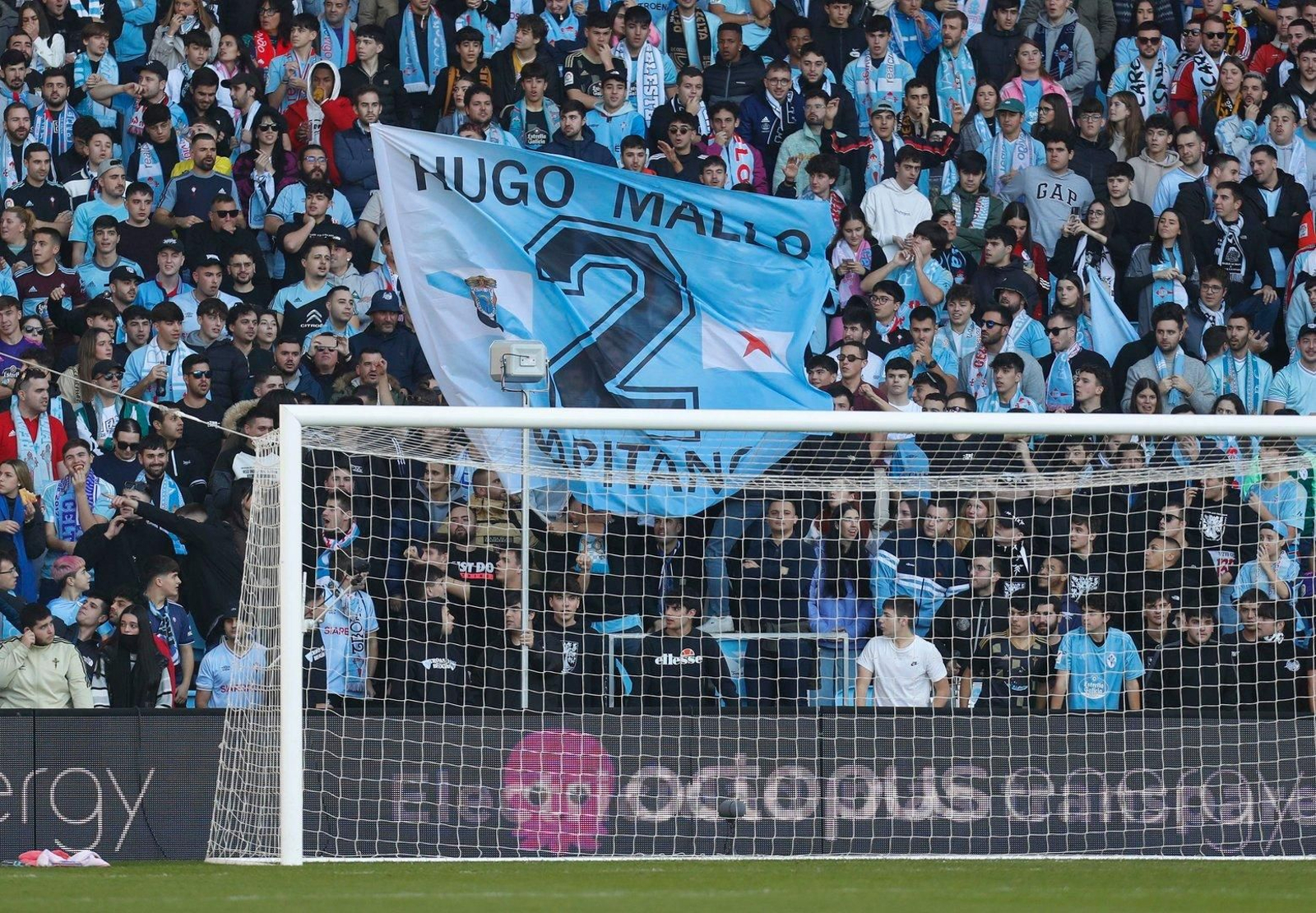 La afición dedica una pancarta a Hugo Mallo, presente en el estadio.
