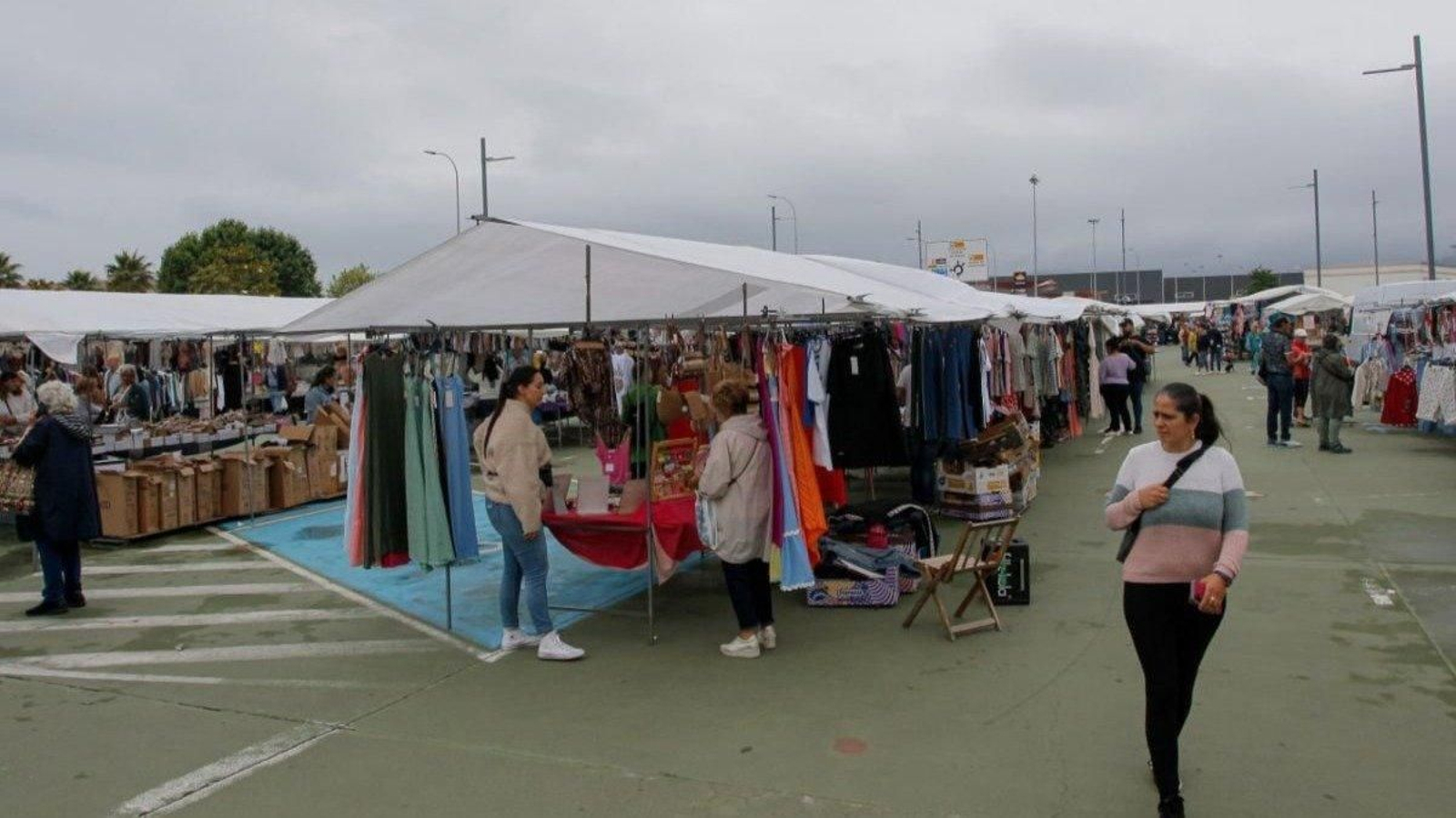 Los puestos ofrecen una imagen más ordenada y unificada, con espacio para pasear.