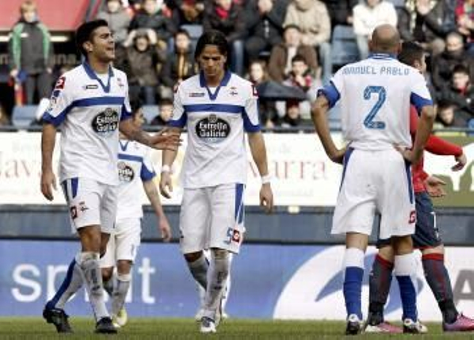 Los jugadores del Deportivo de la Coruña Aythami (i), Ze Castro y Manuel Pablo se lamentan tras el gol de Osasuna (Foto: EFE)