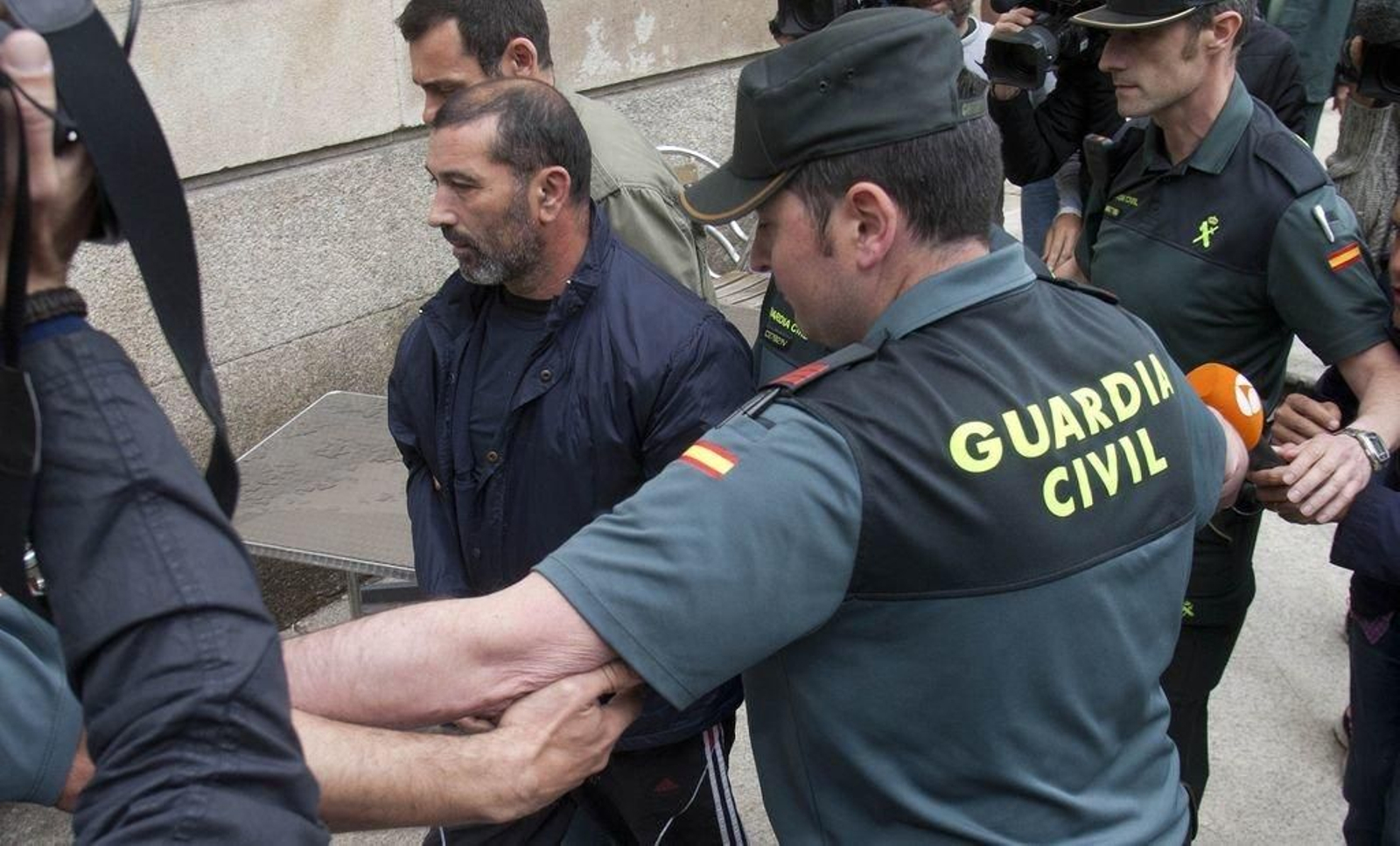 Francisco González, dueño de la pirotecnia La Gallega, ayer  a la salida del Juzgado de Tui hacia la cárcel de A Lama, tras el auto de prisión sin fianza.