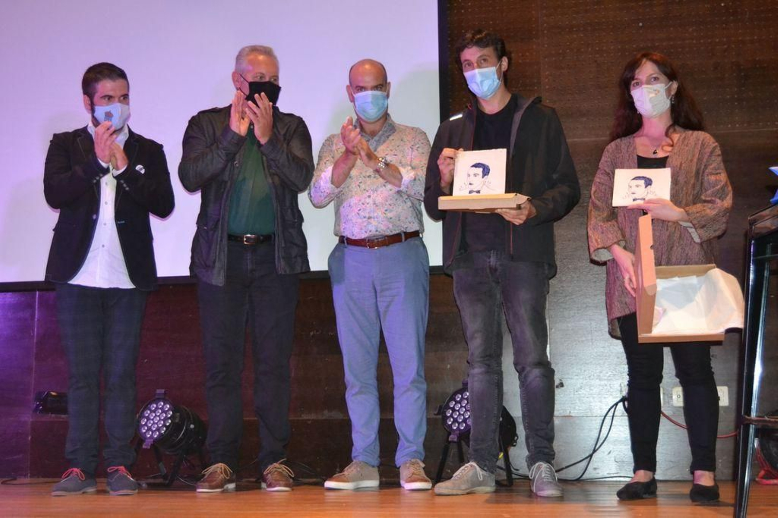 Los dos premiados de la edición de este ño con el alcaldes y dos concejales de Bueu.