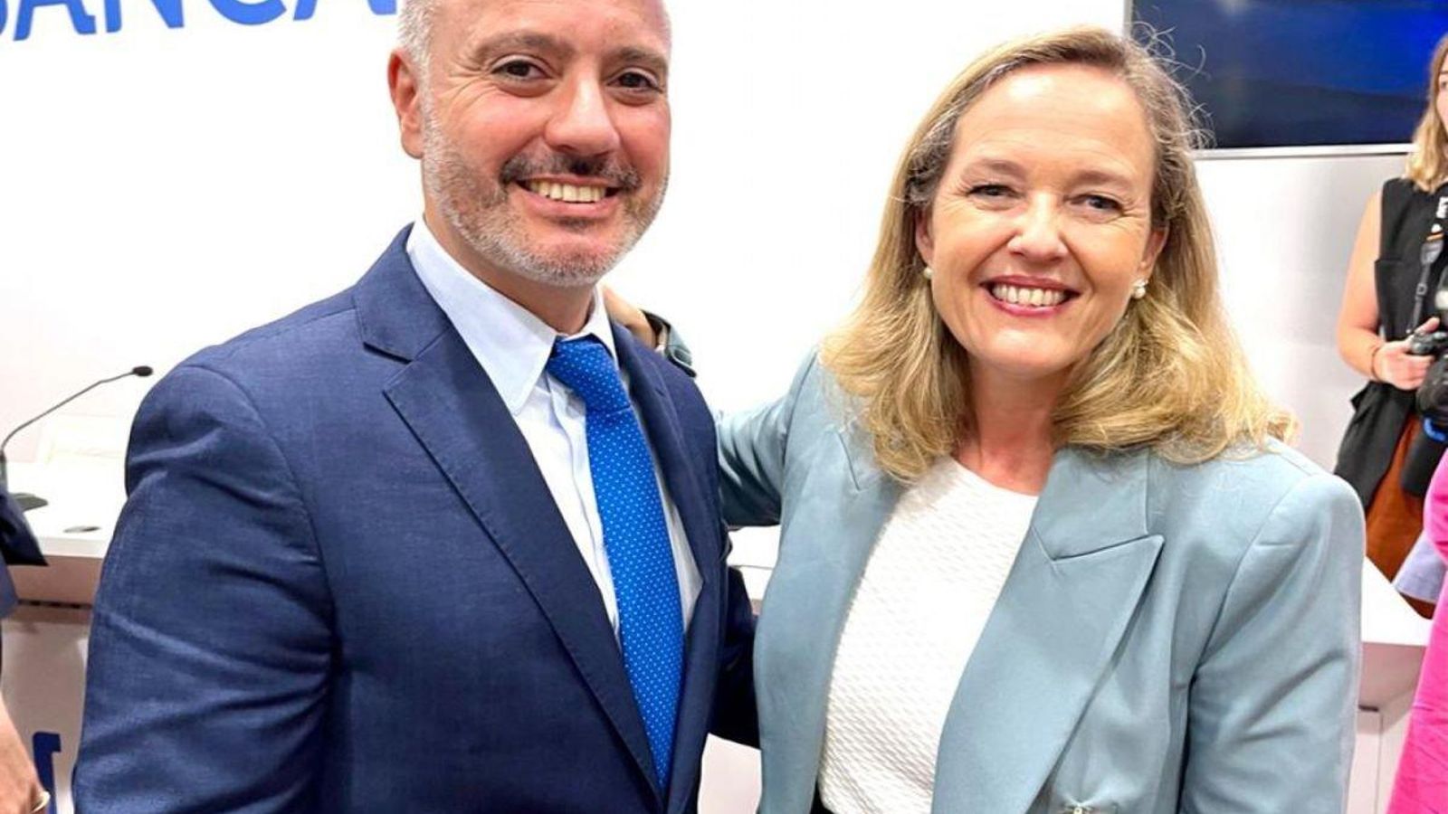 David Regades y Nadia Calviño.