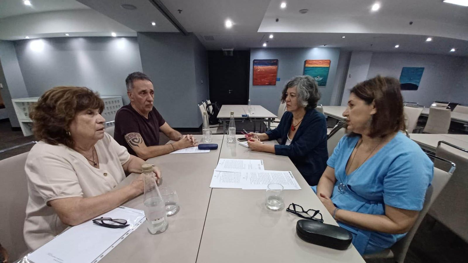 Rosa Pérez Garijo y Mariaje Pérez Galant, (der.), con los abogados Julieta Bandirali y Gerardo Caviglia