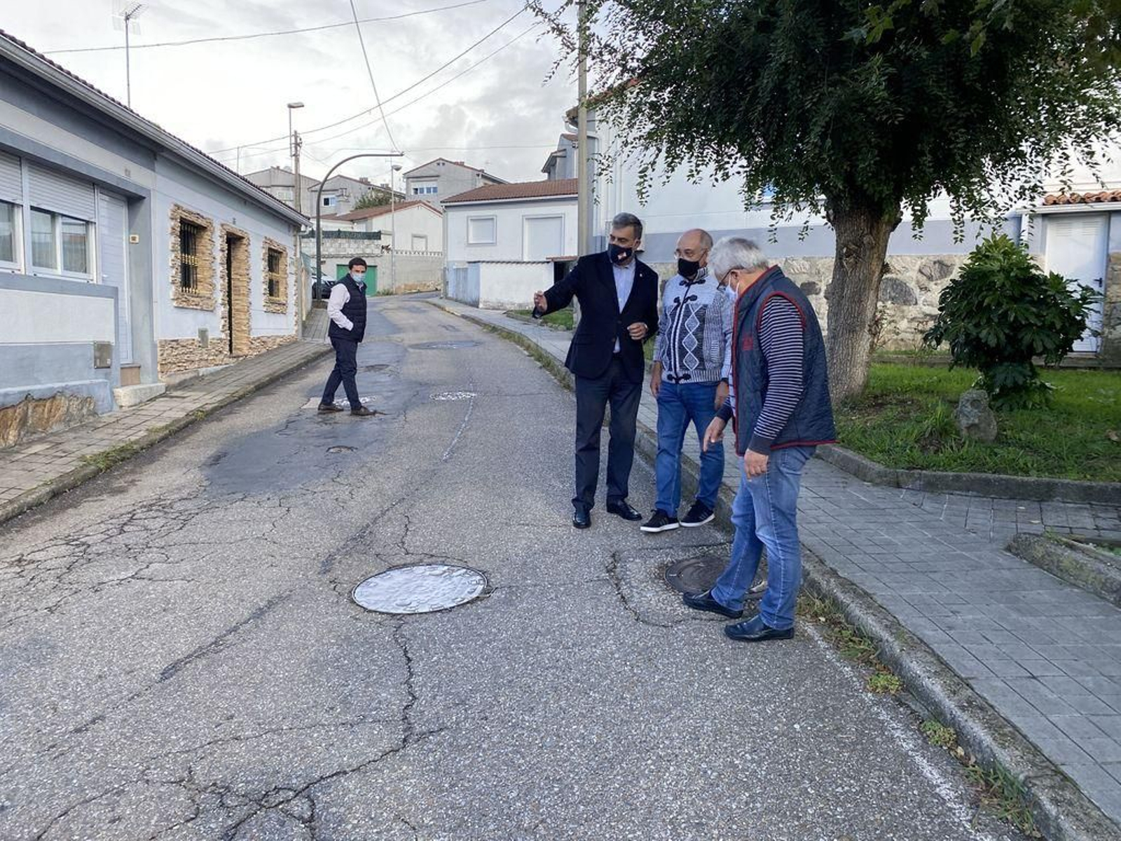 Alfonso Marnotes con vecinos de A Salgueira.